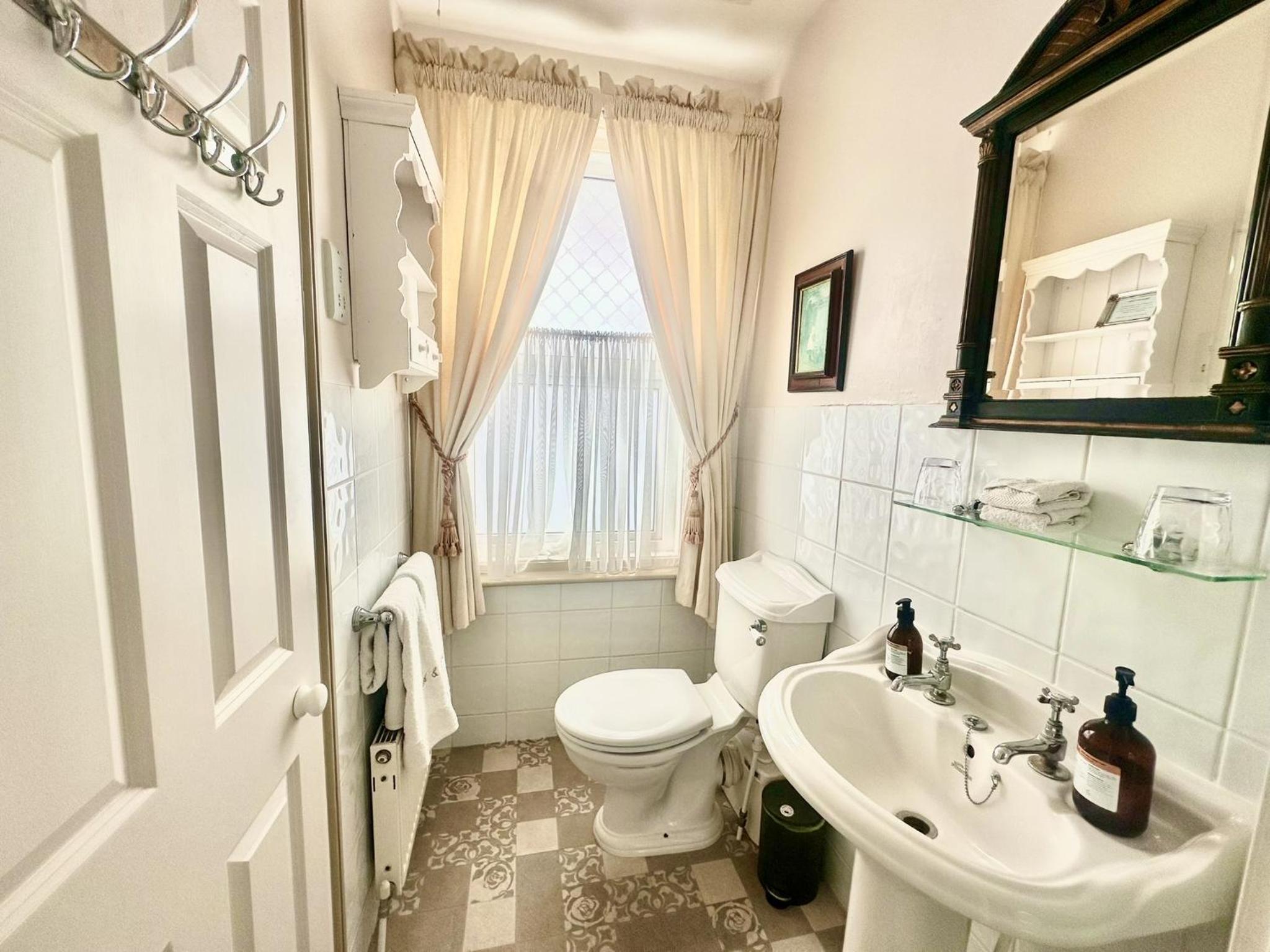 Superior King Room - Photo 5