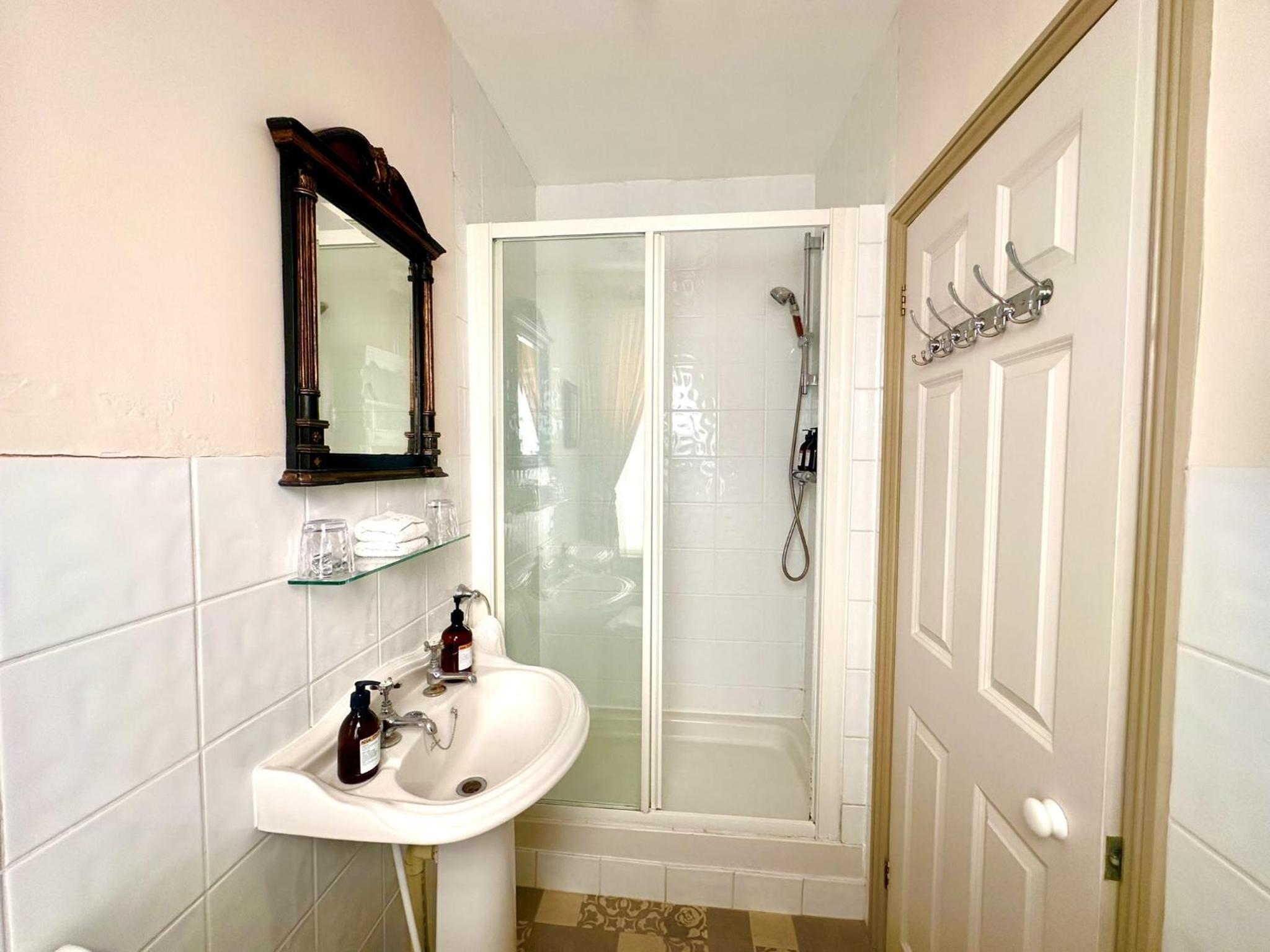 Superior King Room - Photo 6