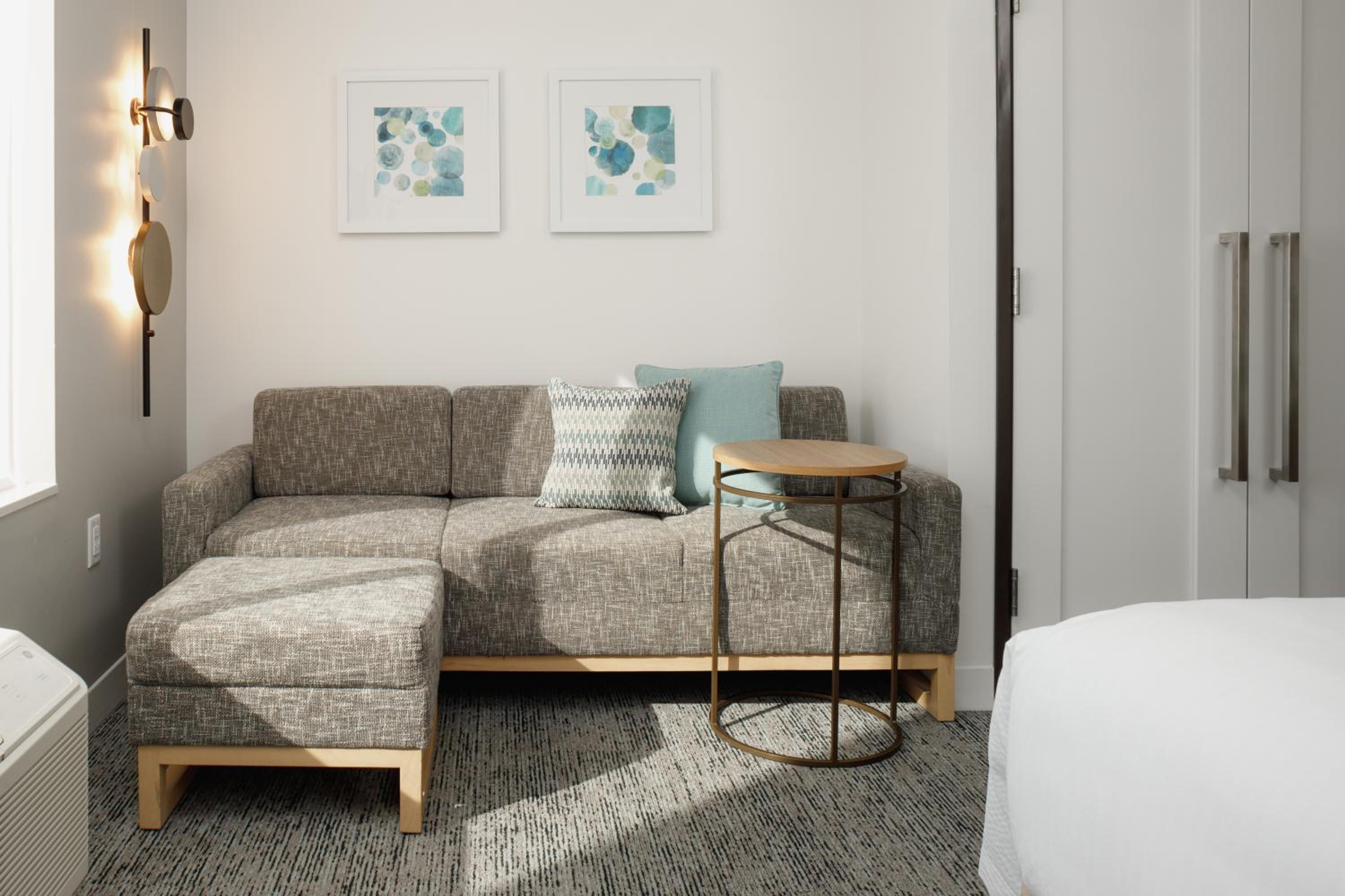 King Studio with Sofa Bed - Photo 12