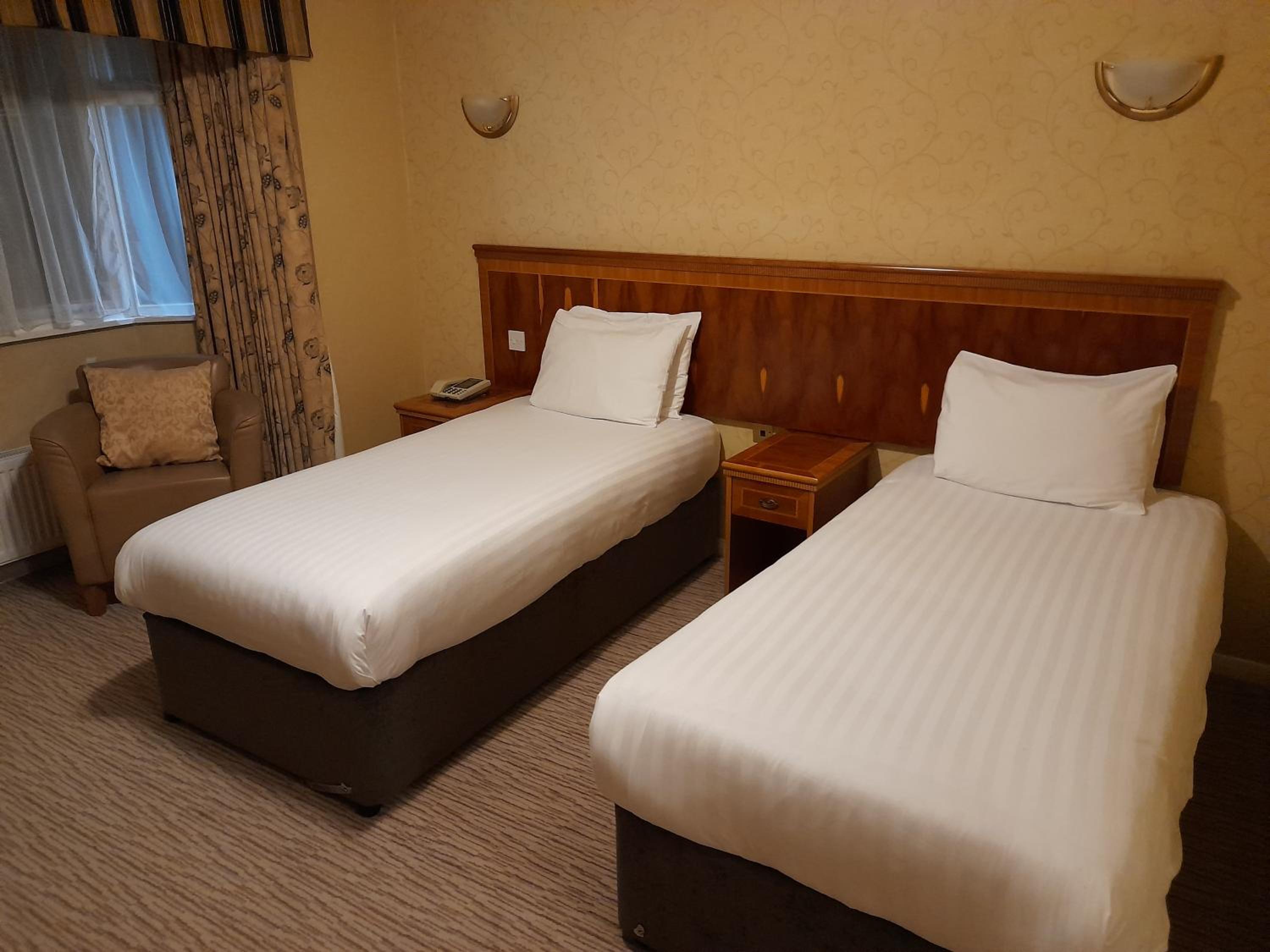 Standard Twin Room - Photo 1