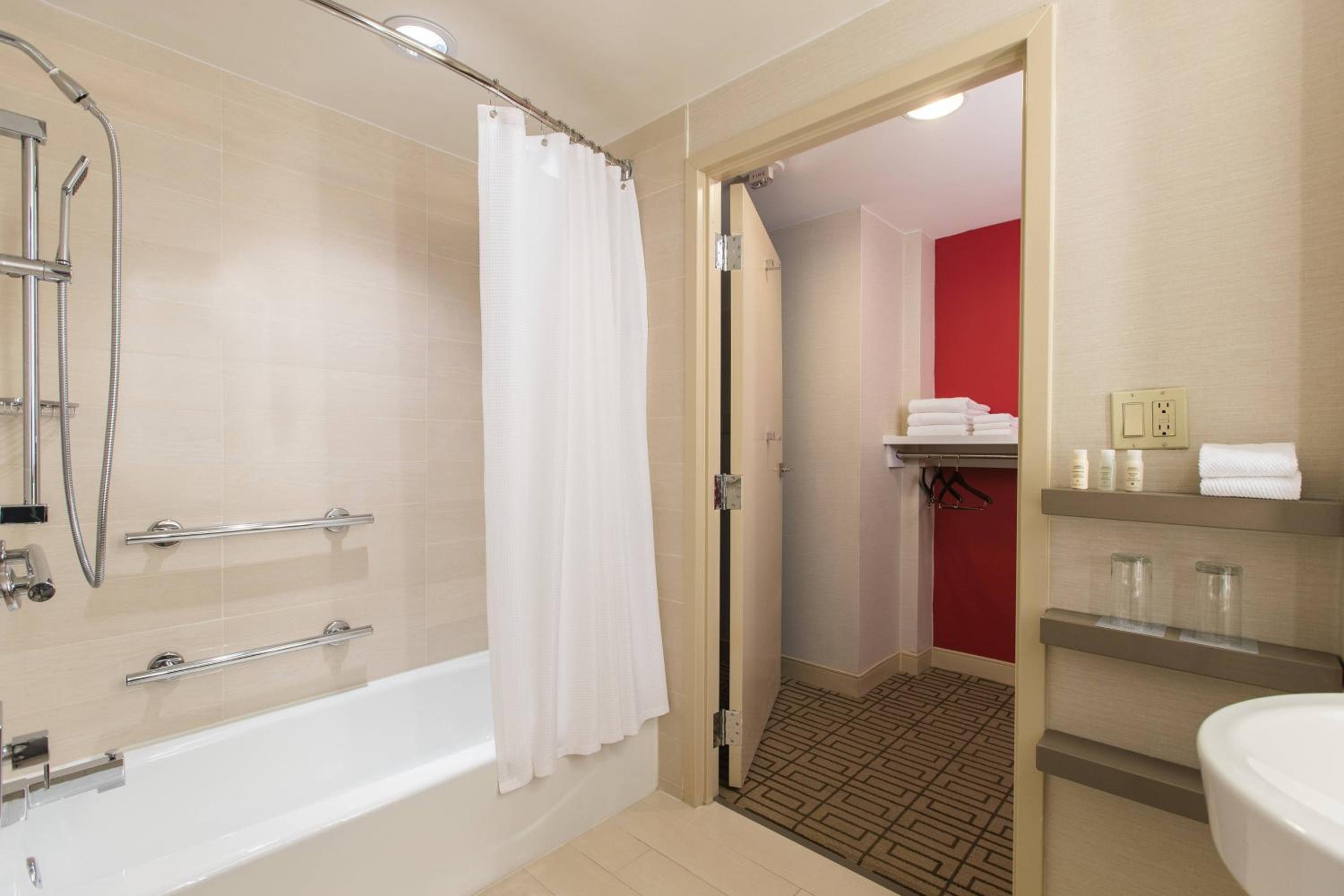 Deluxe King or Double Room photo 2