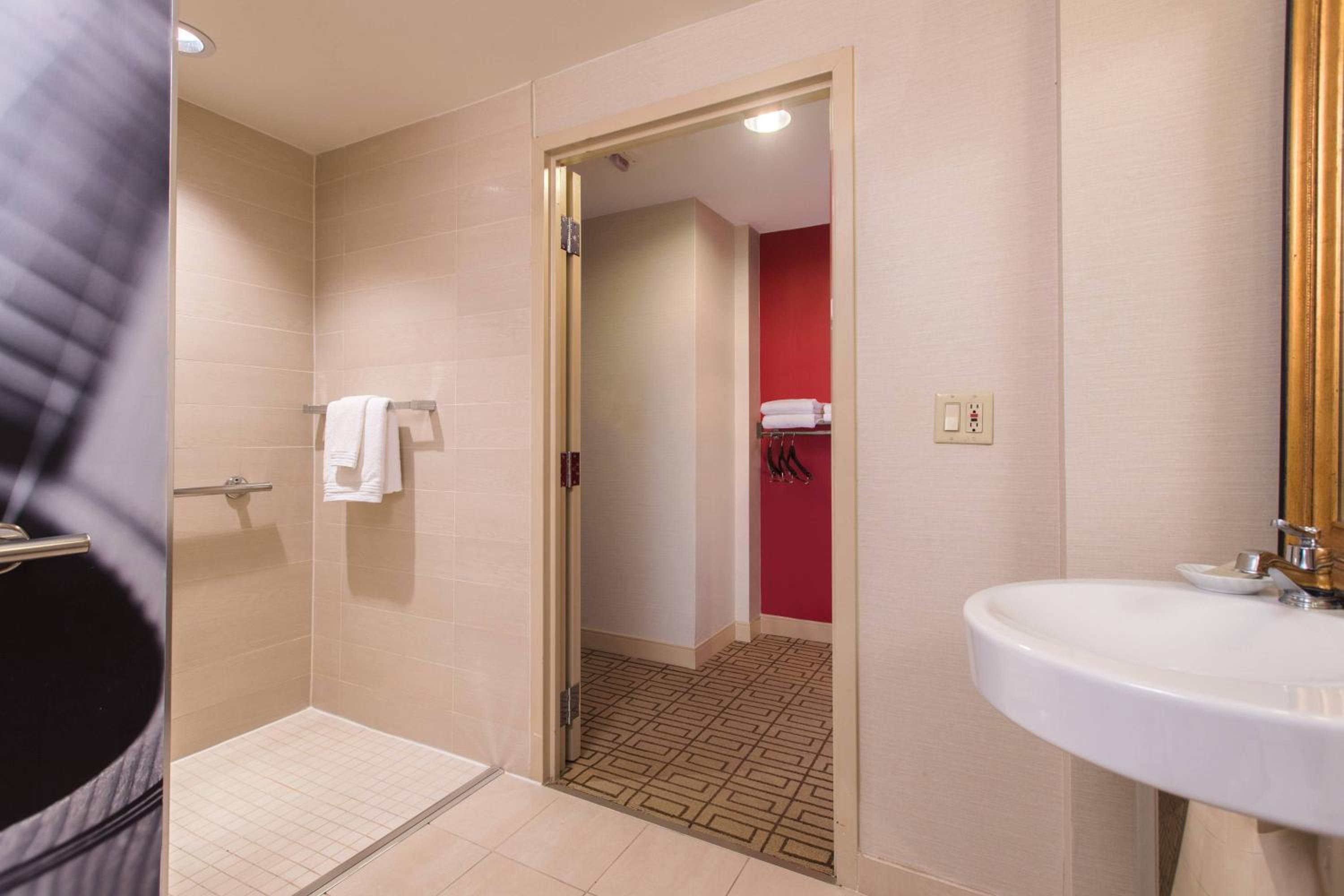 Executive King Suite with Sofa Bed and Adapted Tub - Mobility and Hearing Accessible photo 3