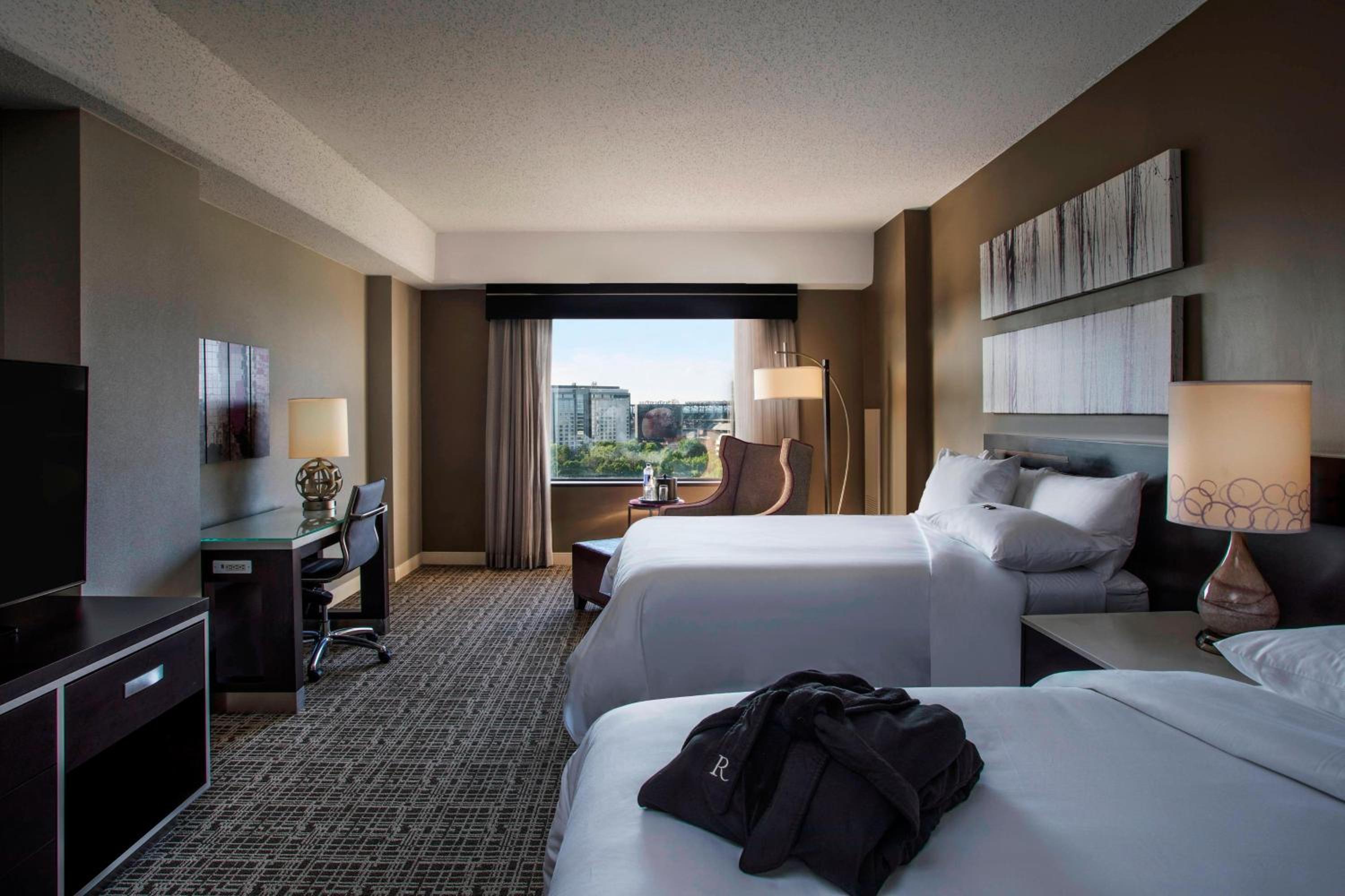 Queen Room Club Level with Two Queen Beds and View - Photo 3