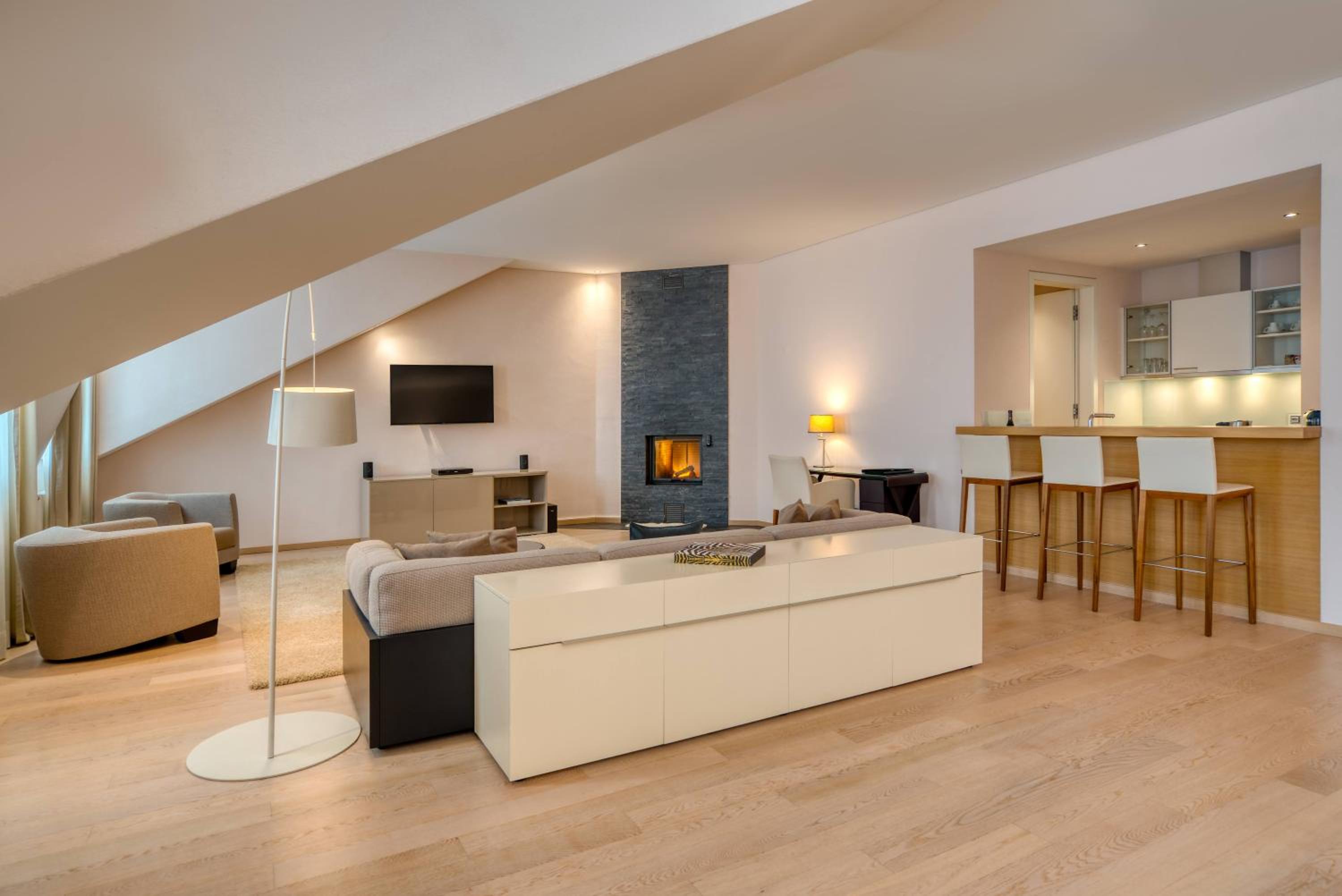 Deluxe One Bedroom Alpine Suite