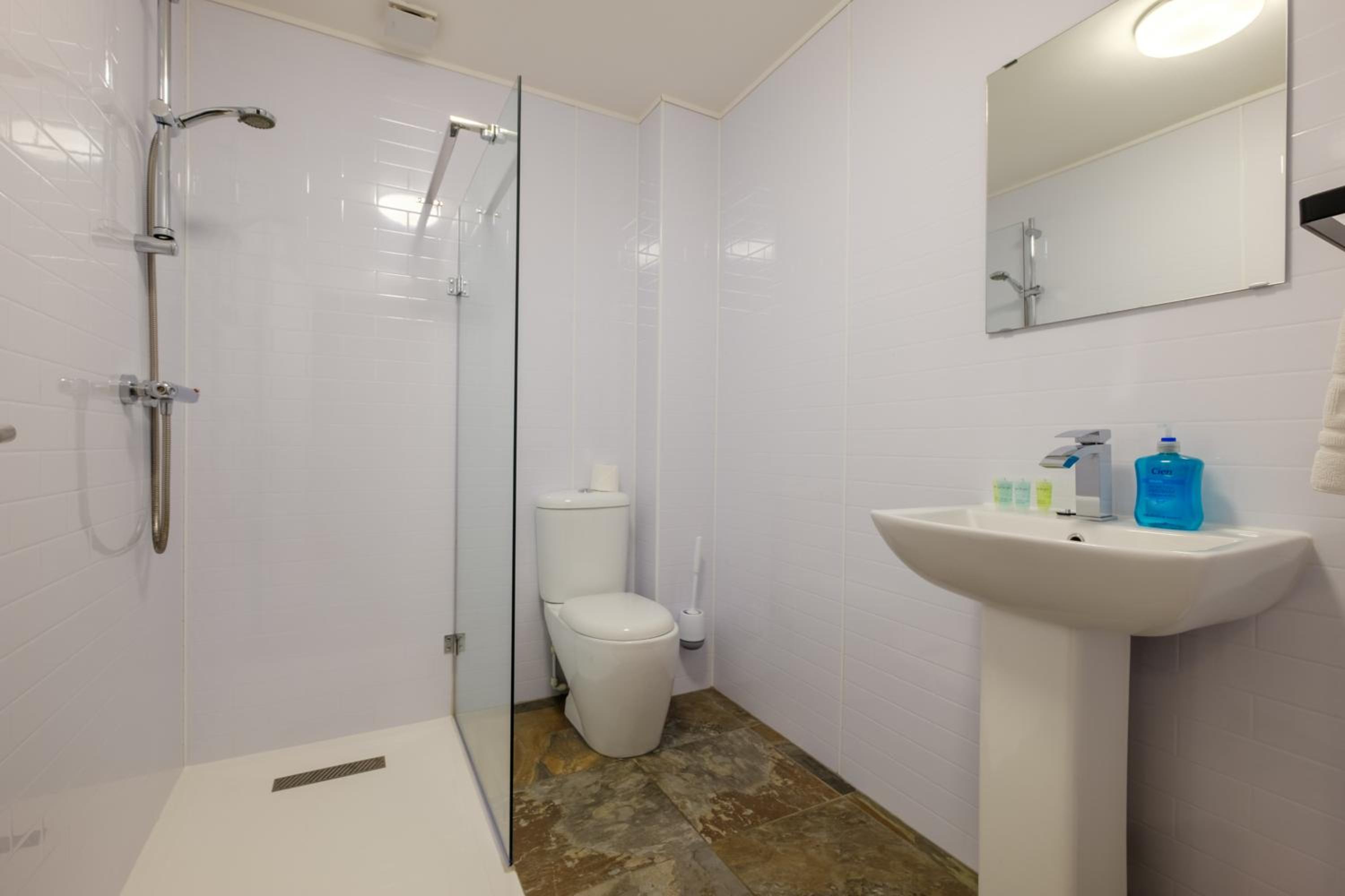 Double Room with Private Bathroom - Photo 12