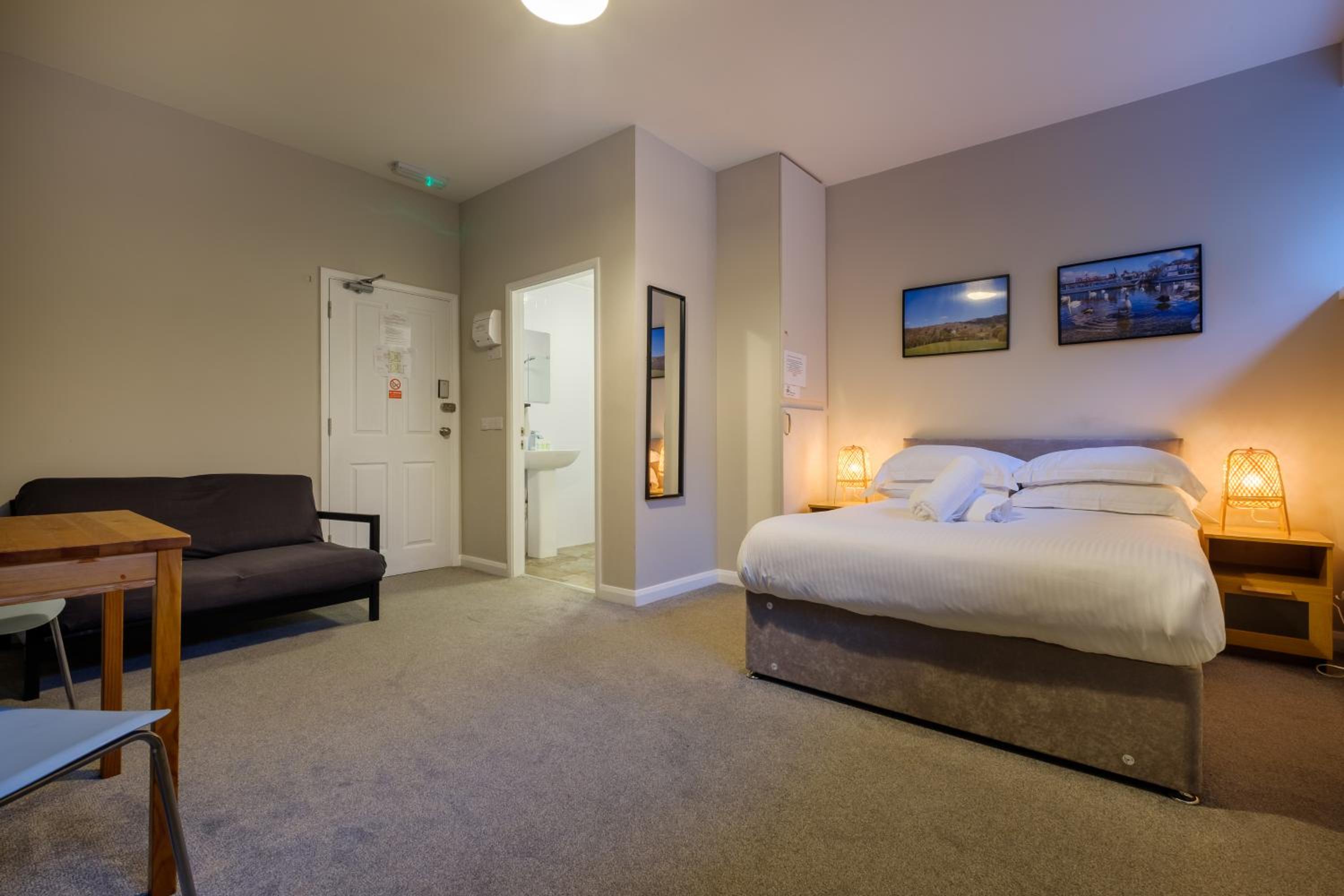 Double Room with Private Bathroom - Photo 4