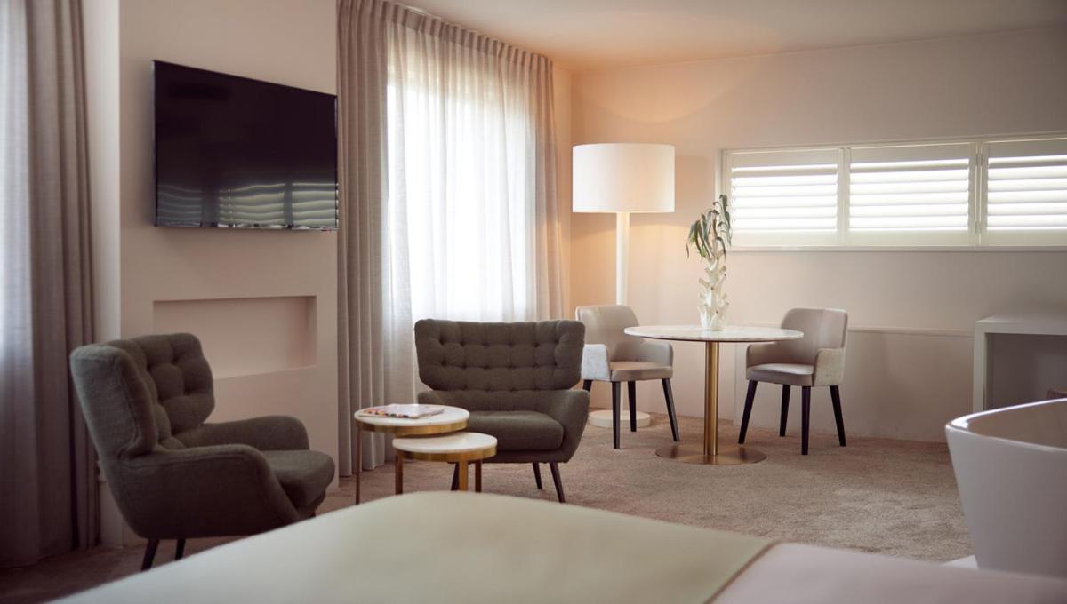 Amethyst Quartz Suite photo 3