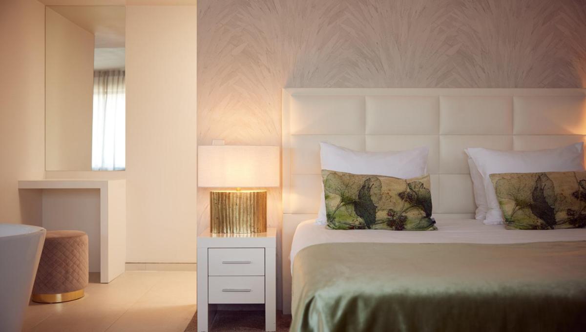 Amethyst Quartz Suite photo 2