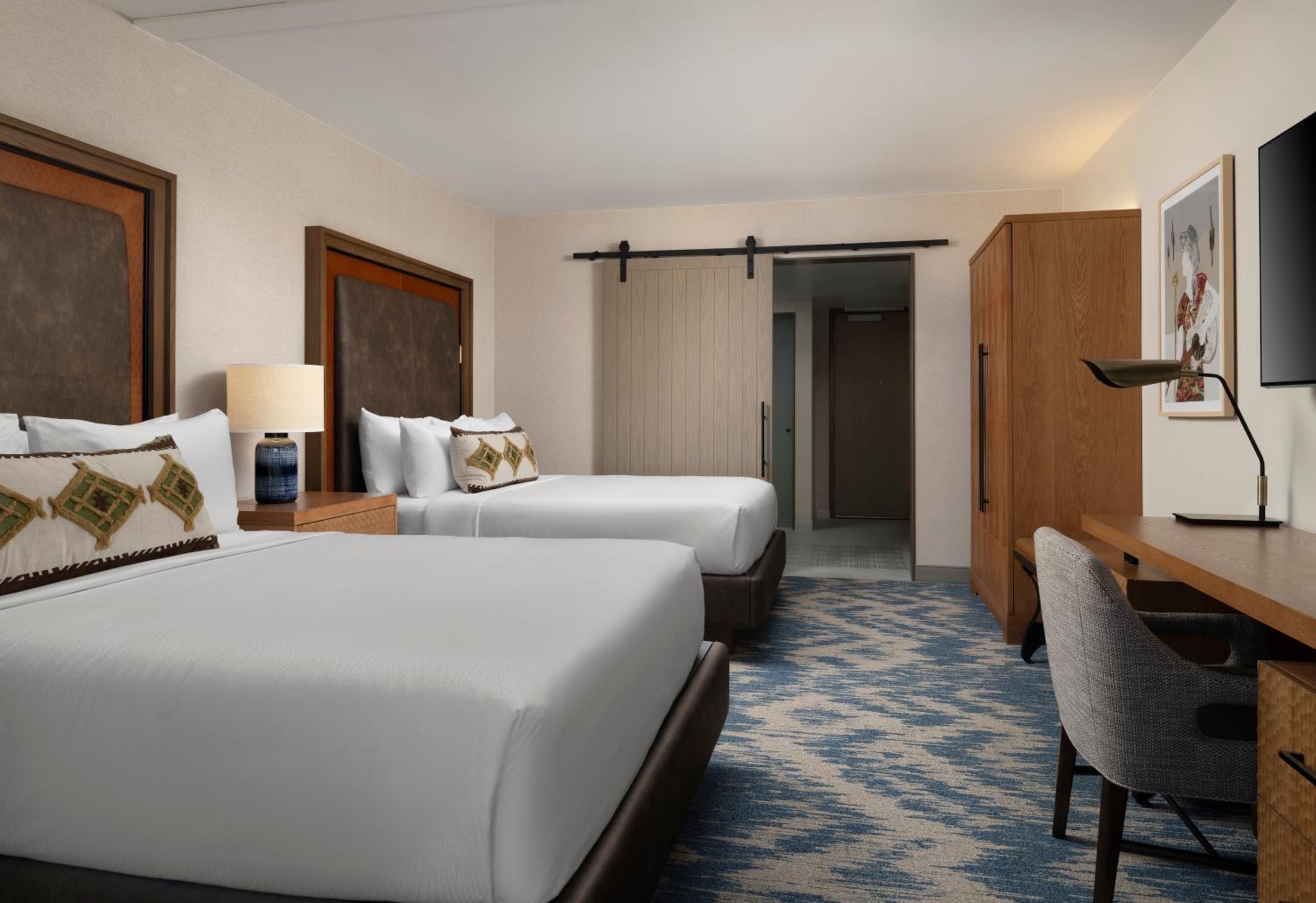 Queen Room with Two Queen Beds - Photo 4