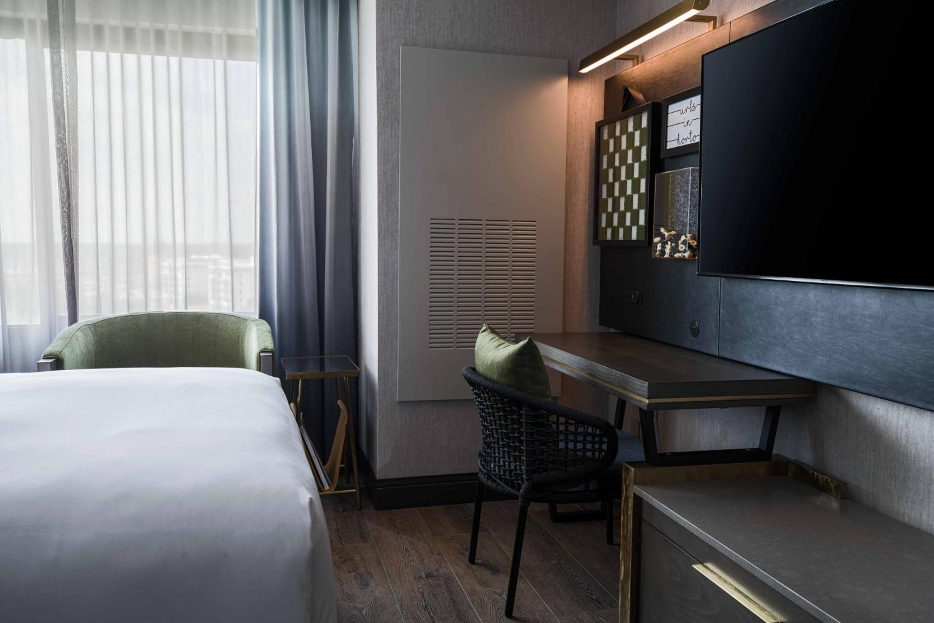 Newly Renovated, Guest room, 1 Queen - Photo 4