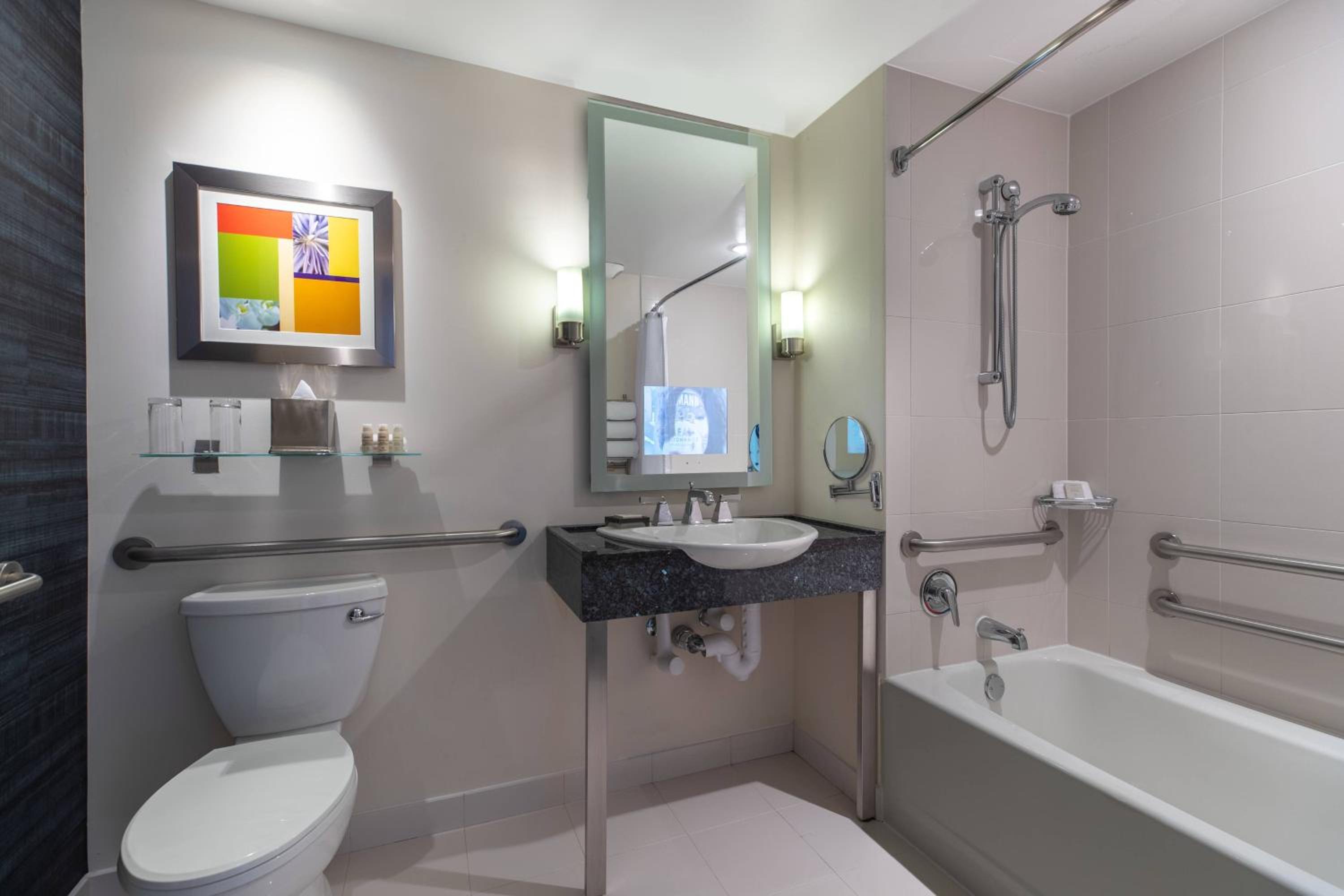 Double Room with Two Double Beds - Hearing Accessible  - Photo 4