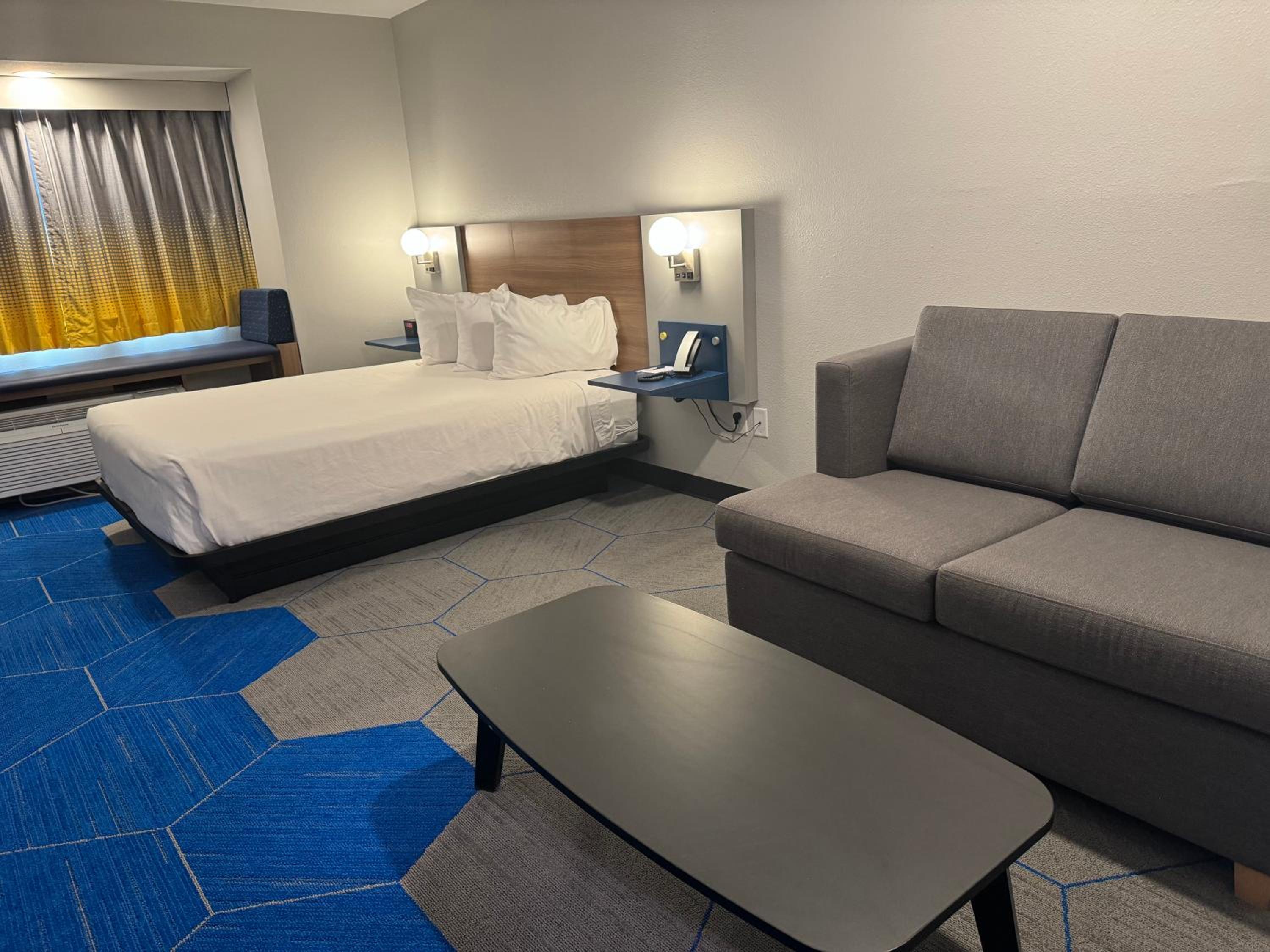 Queen Room - Disability Access - Photo 8
