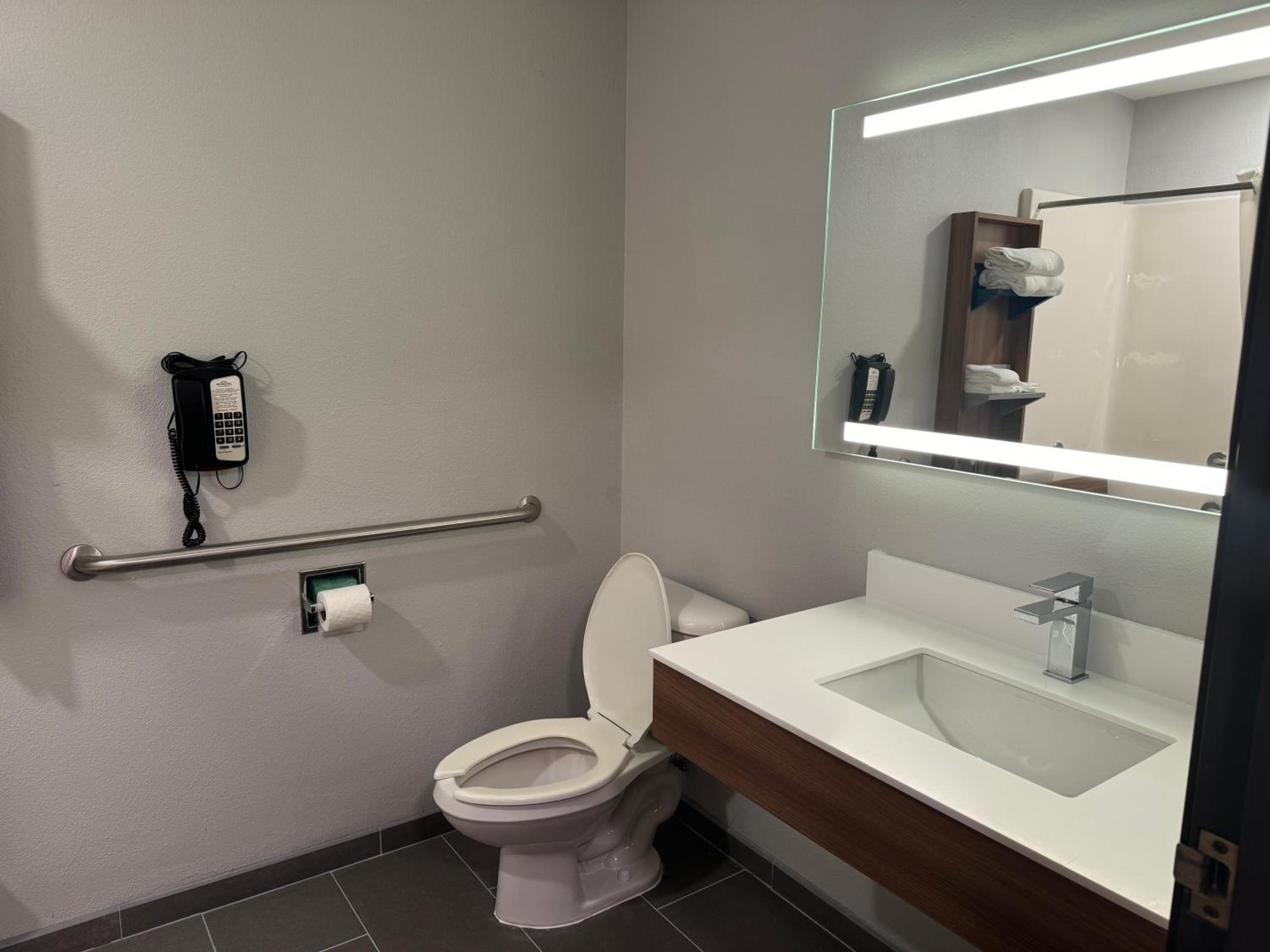Queen Room - Disability Access - Photo 5