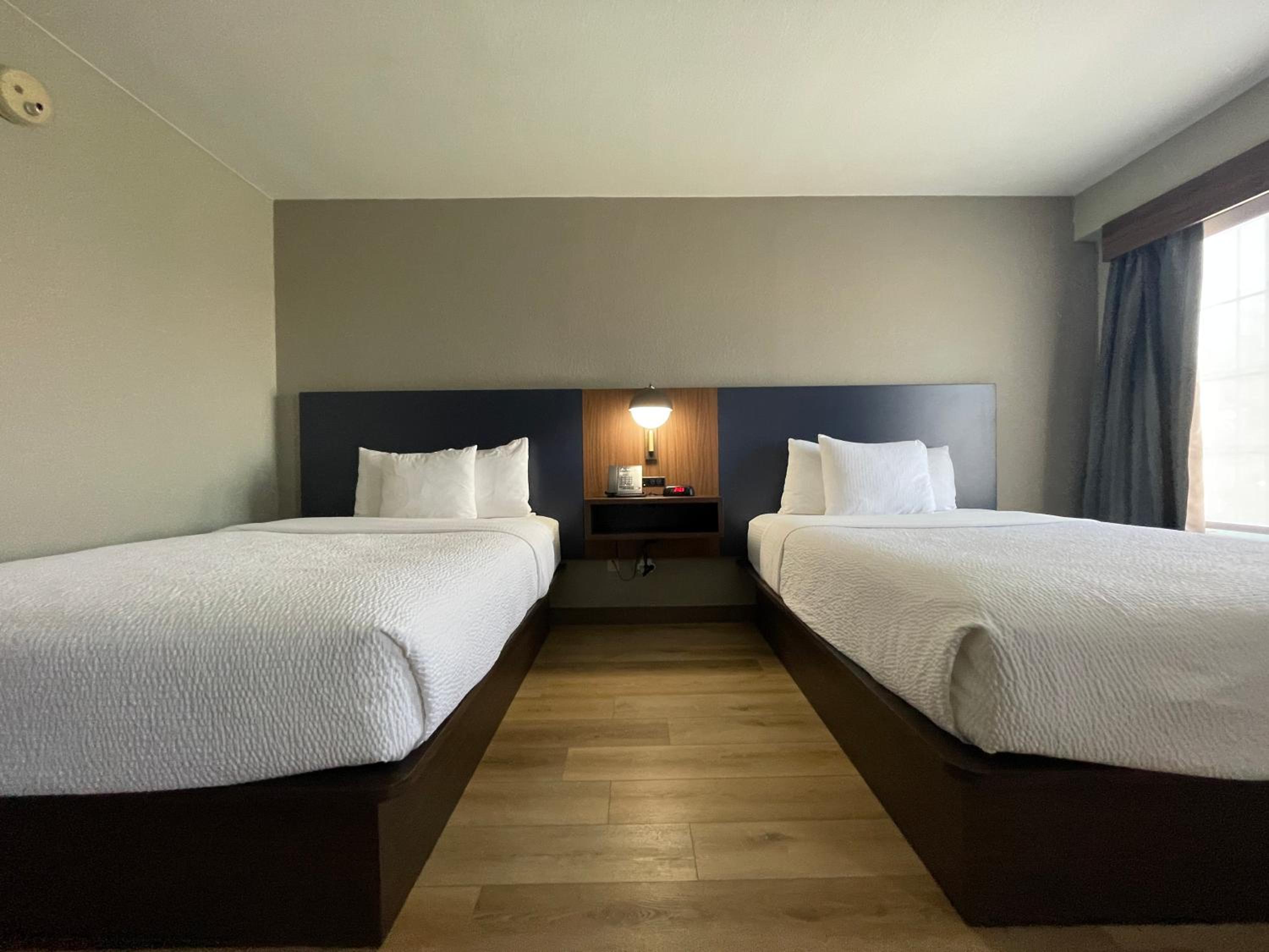 Double Room with Two Double Beds and Bath Tub - Mobility Accessible/Non-Smoking photo 2