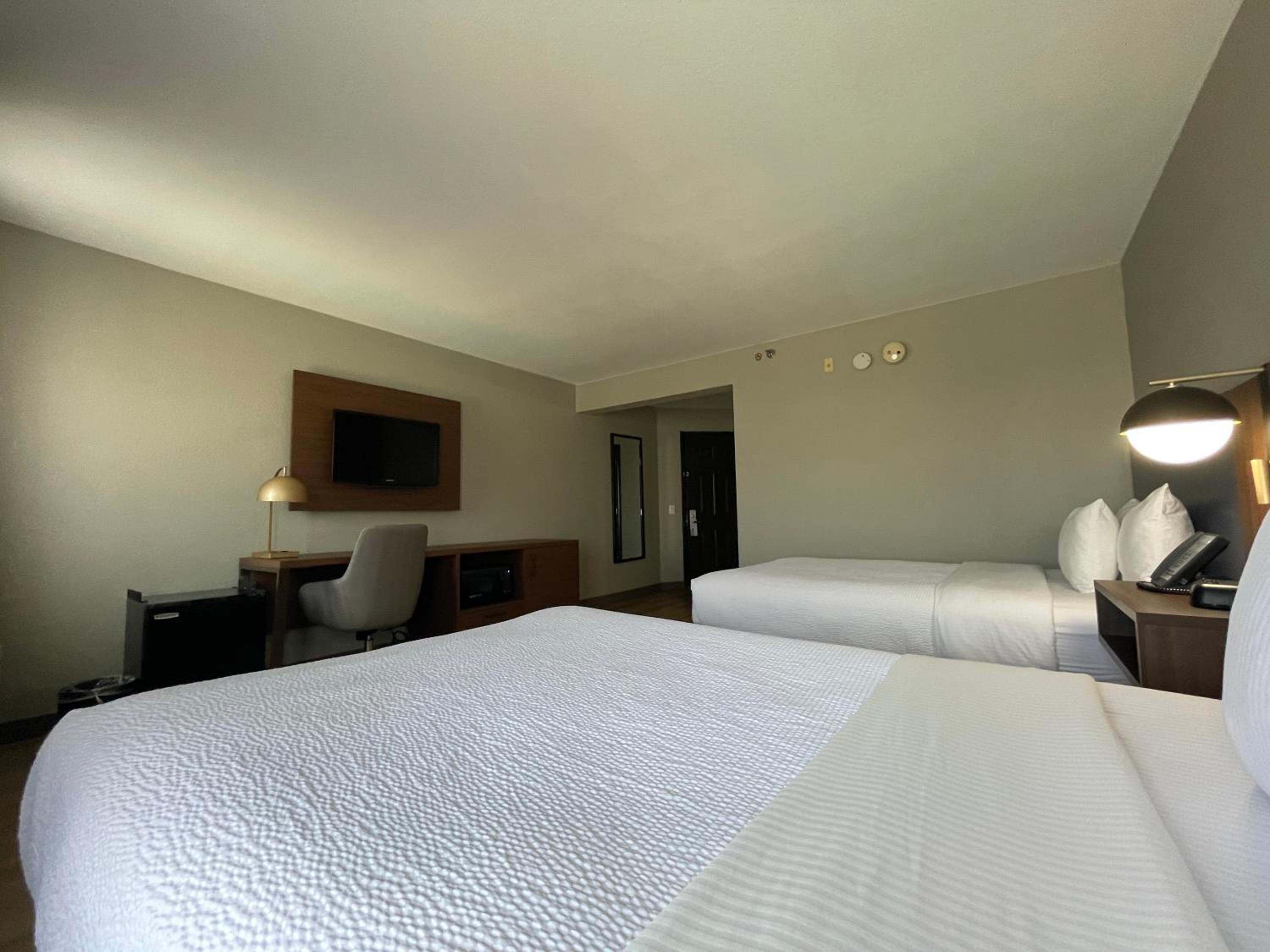 Deluxe Room with Two Double Beds and Courtyard Access -  Non-Smoking photo 2