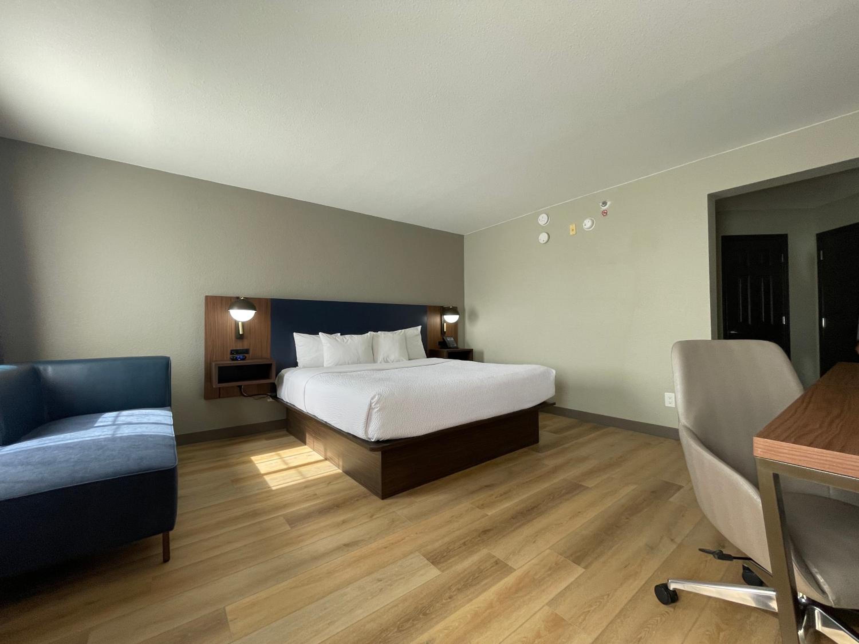 King Room with Roll-in Shower - Mobility Access/Non-Smoking photo 3