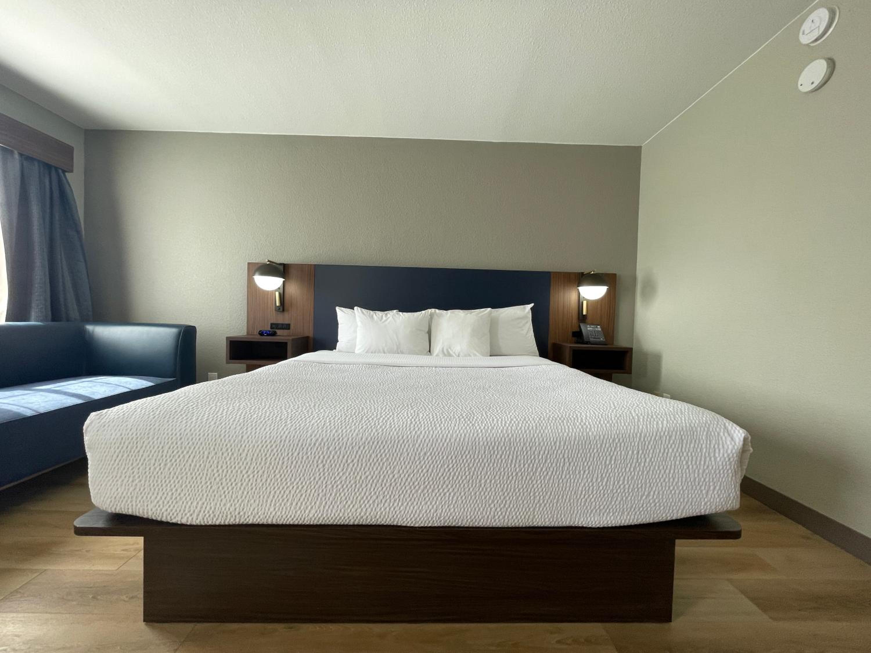 King Room with Bath Tub - Mobility Accessible/Non-Smoking photo 2