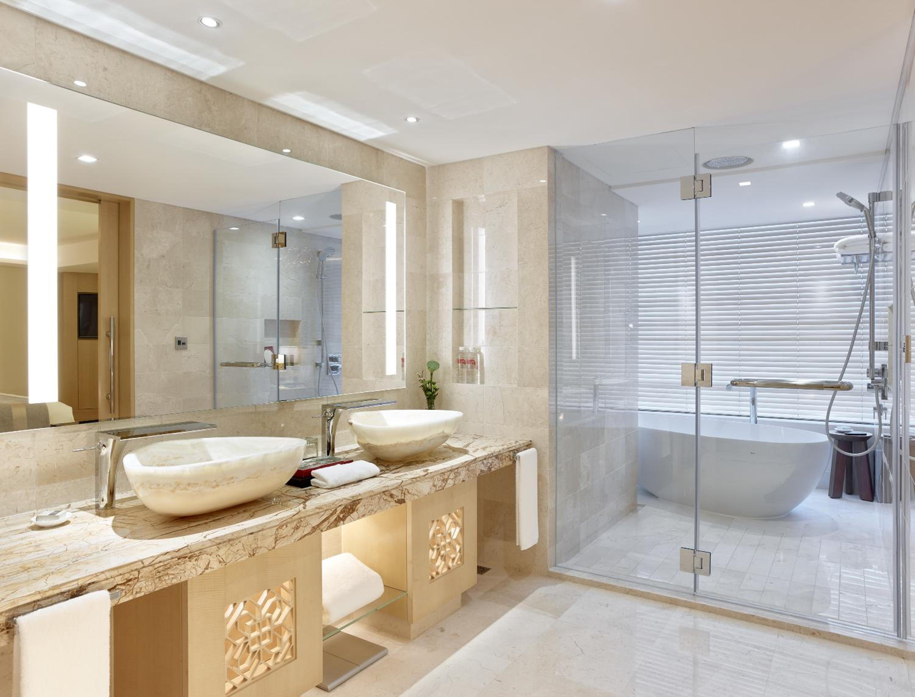 Deluxe King Room with River View - Photo 3