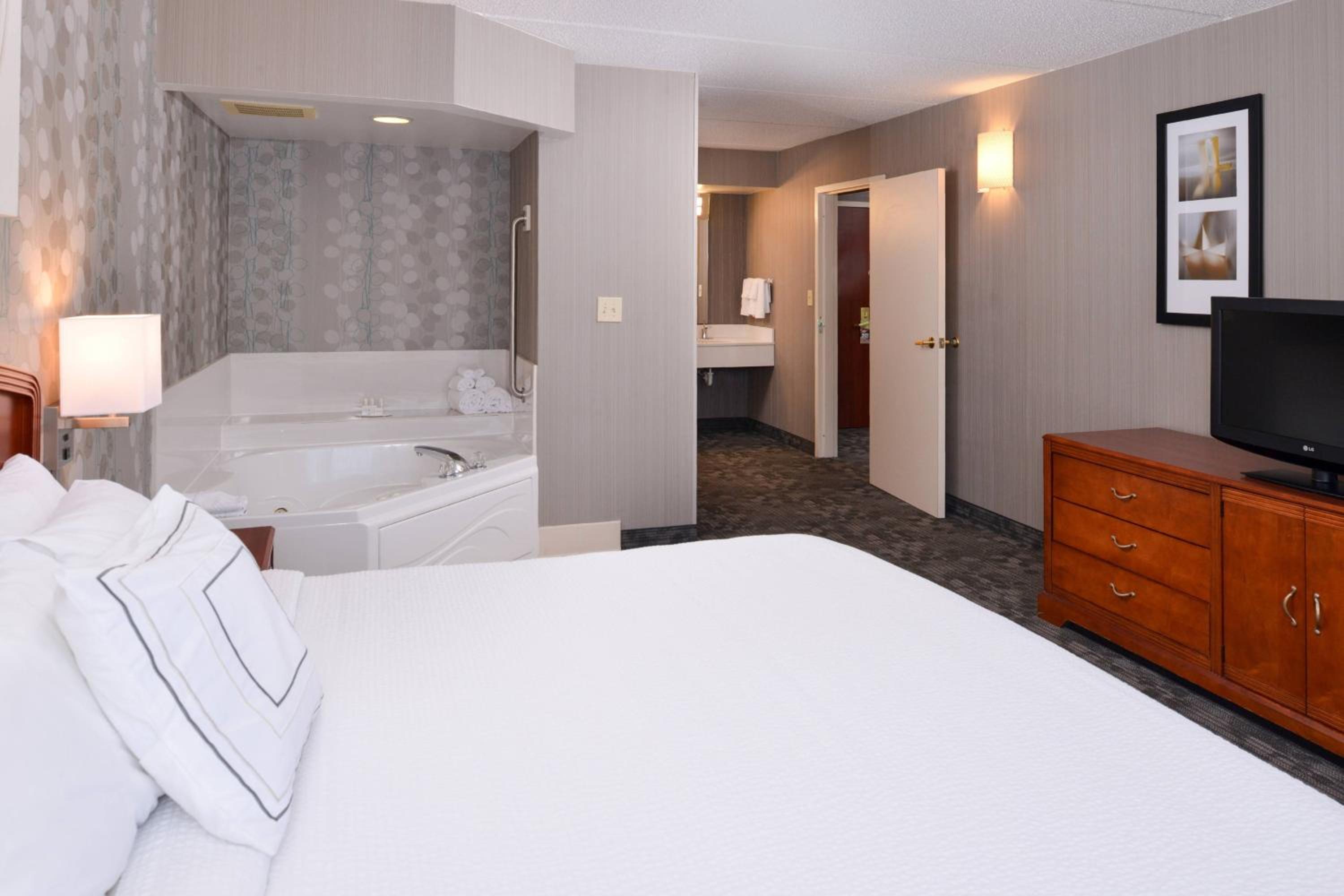 1 Bedroom Suite, 1 King, Sofa bed, Whirlpool - Photo 3