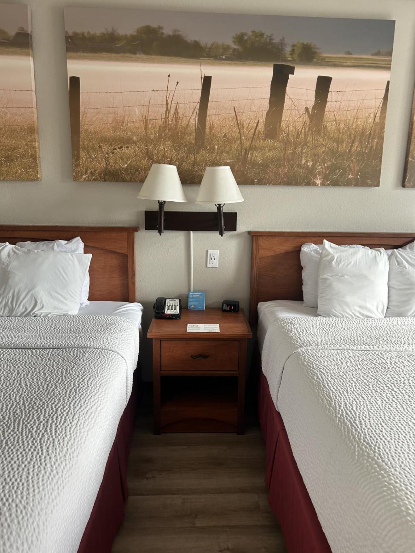 Queen Room with Two Queen Beds - Non-Smoking - Photo 6