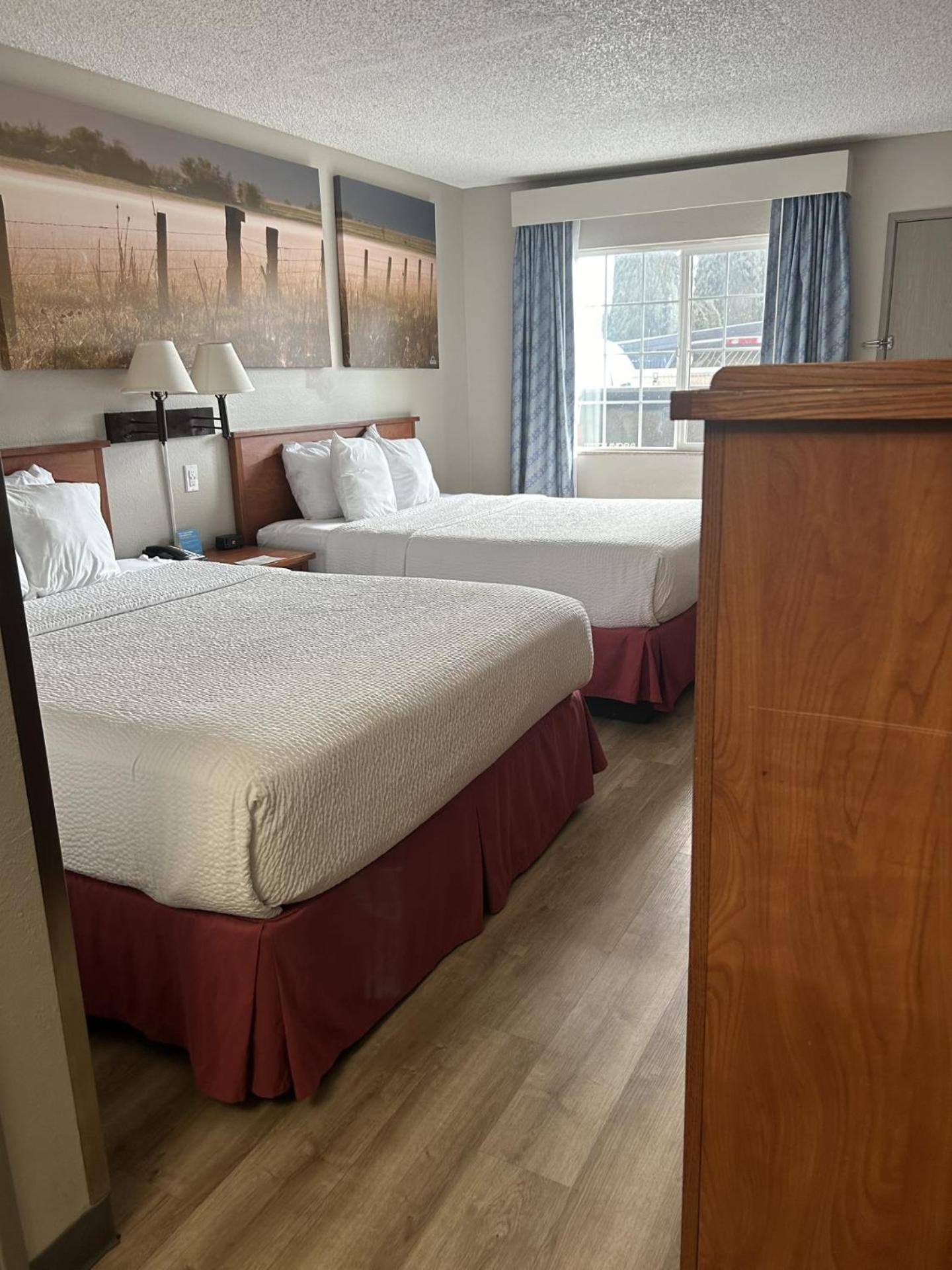 Queen Room with Two Queen Beds - Non-Smoking - Photo 2