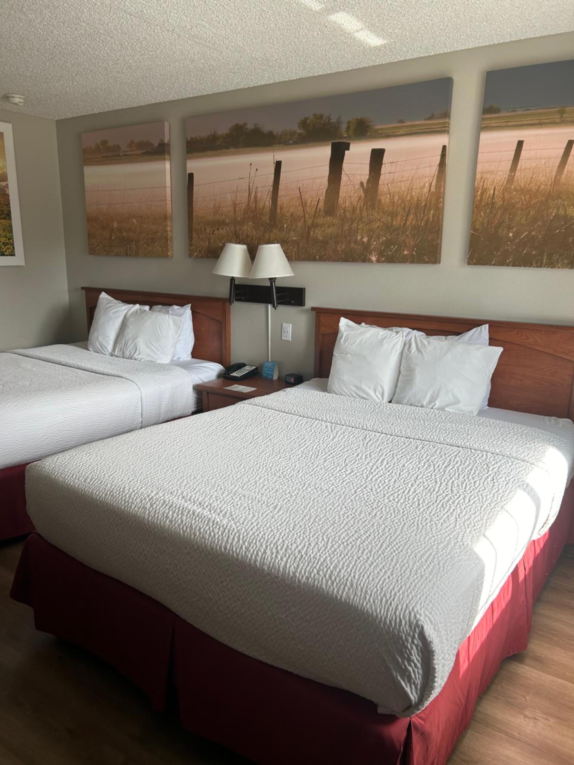 Queen Room with Two Queen Beds - Non-Smoking - Photo 7