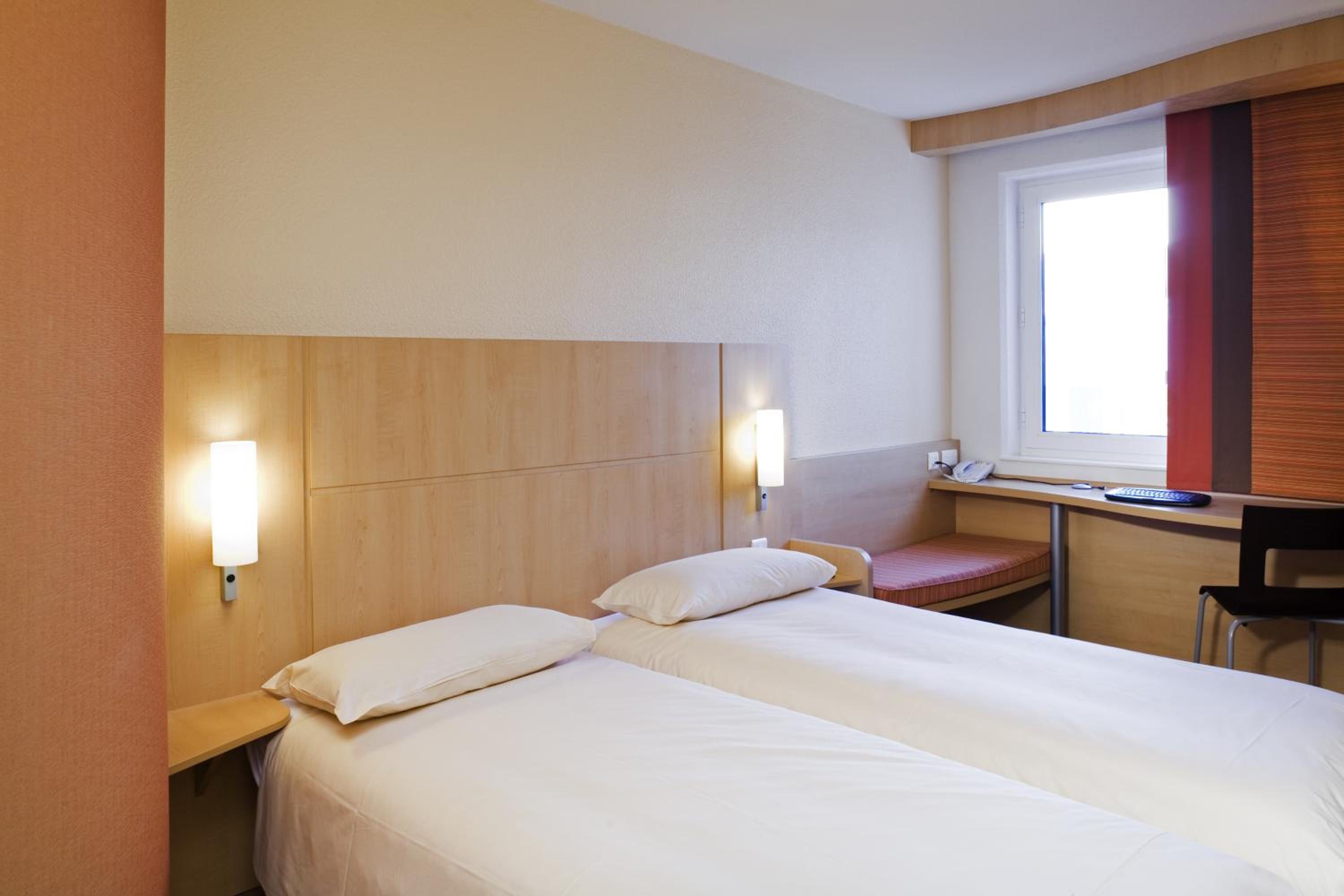 Standard Twin Room - Photo 2