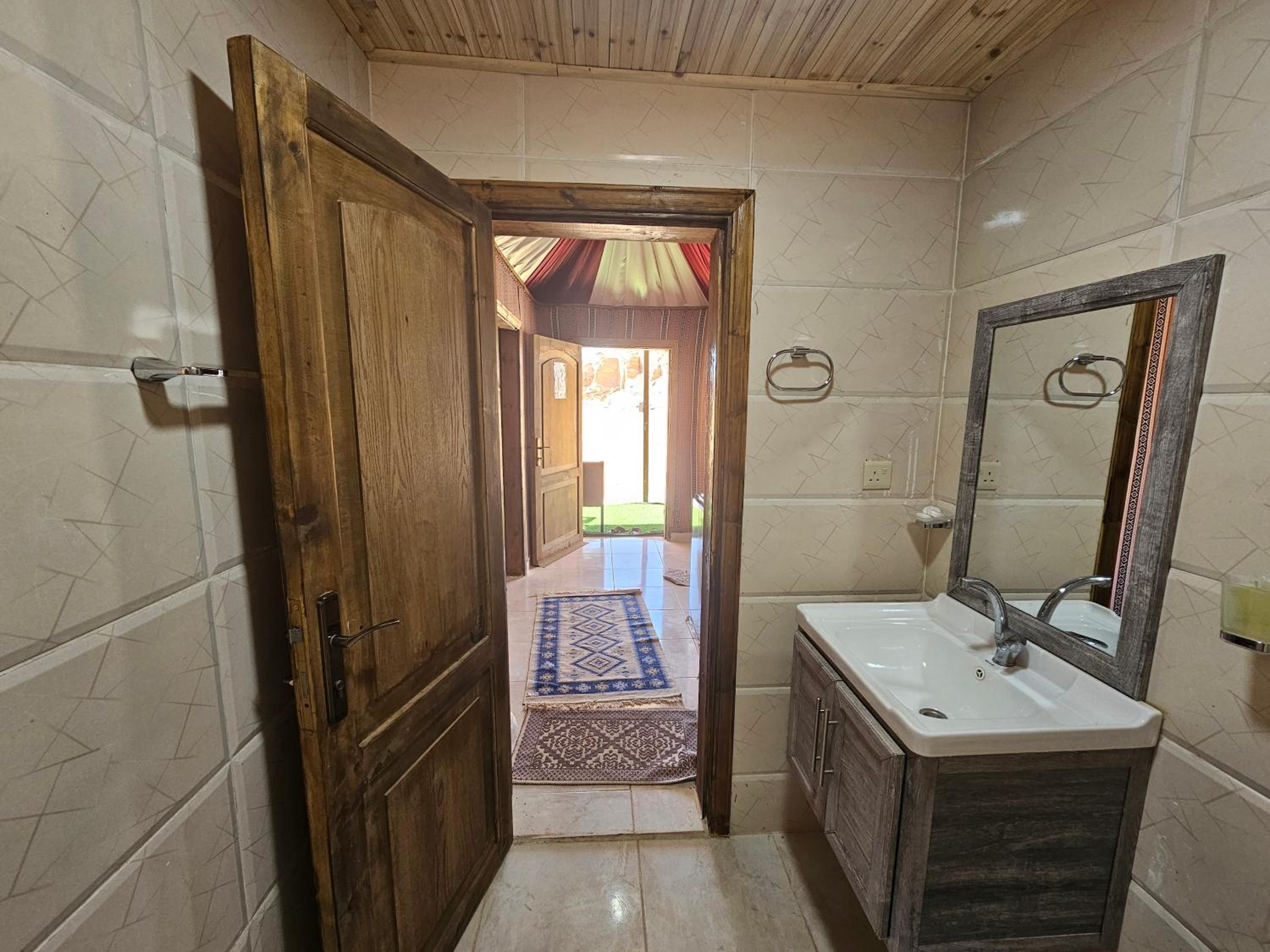 Economy Triple Room photo 2