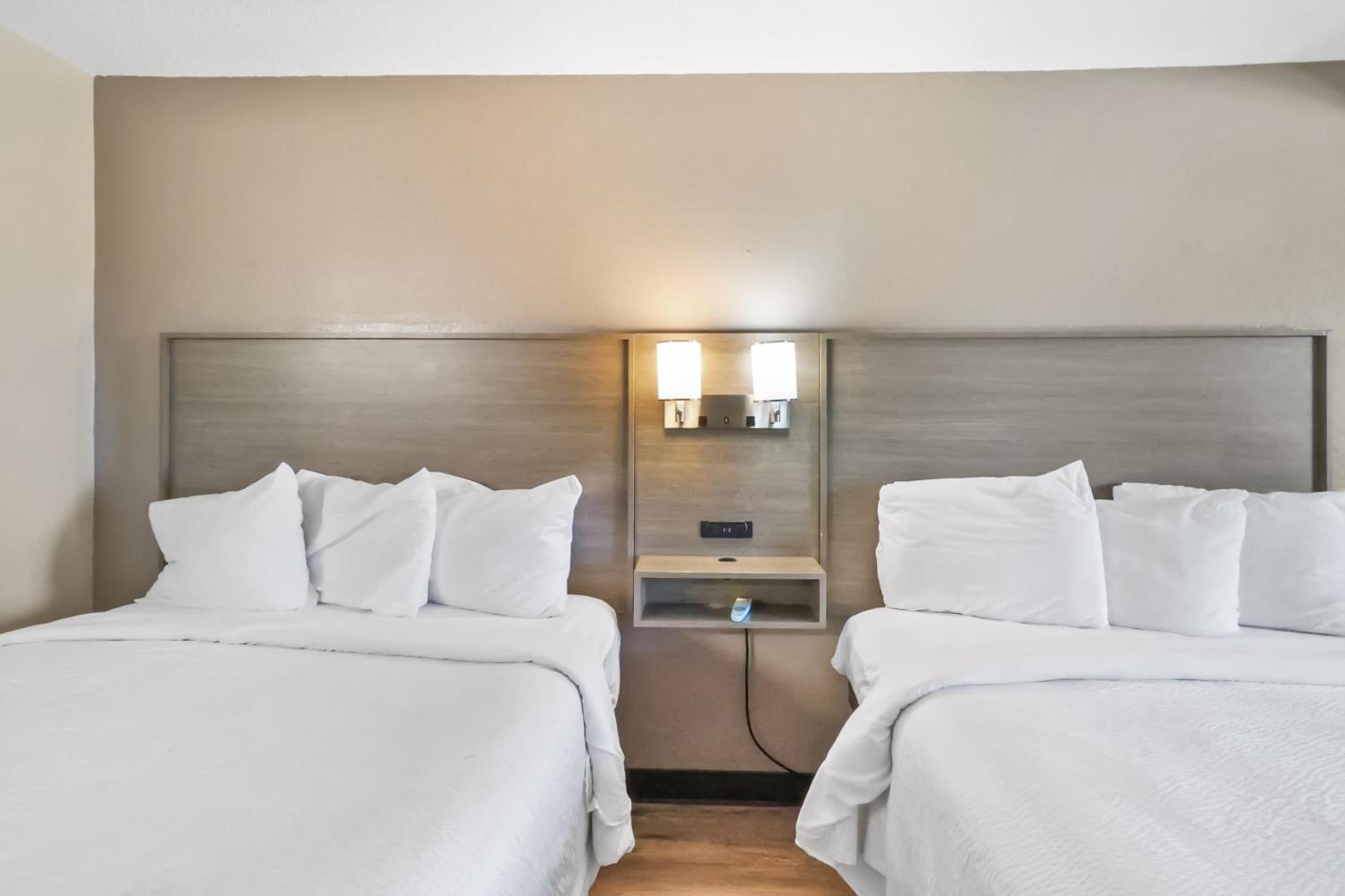 Deluxe Room with Two Queen Beds Non-Smoking - Photo 3