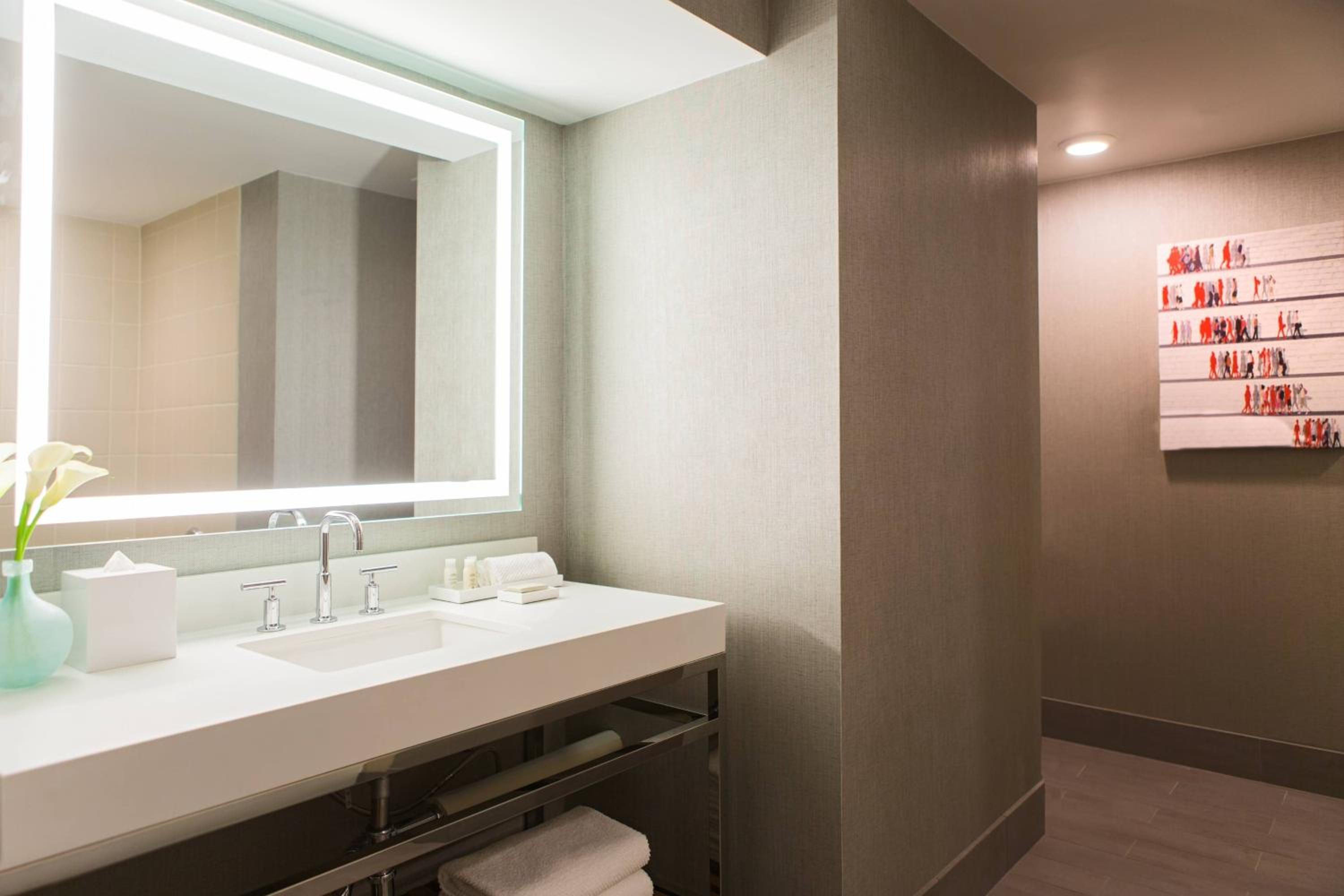 Club Level, Club lounge access, Guest room, 1 King - Photo 6