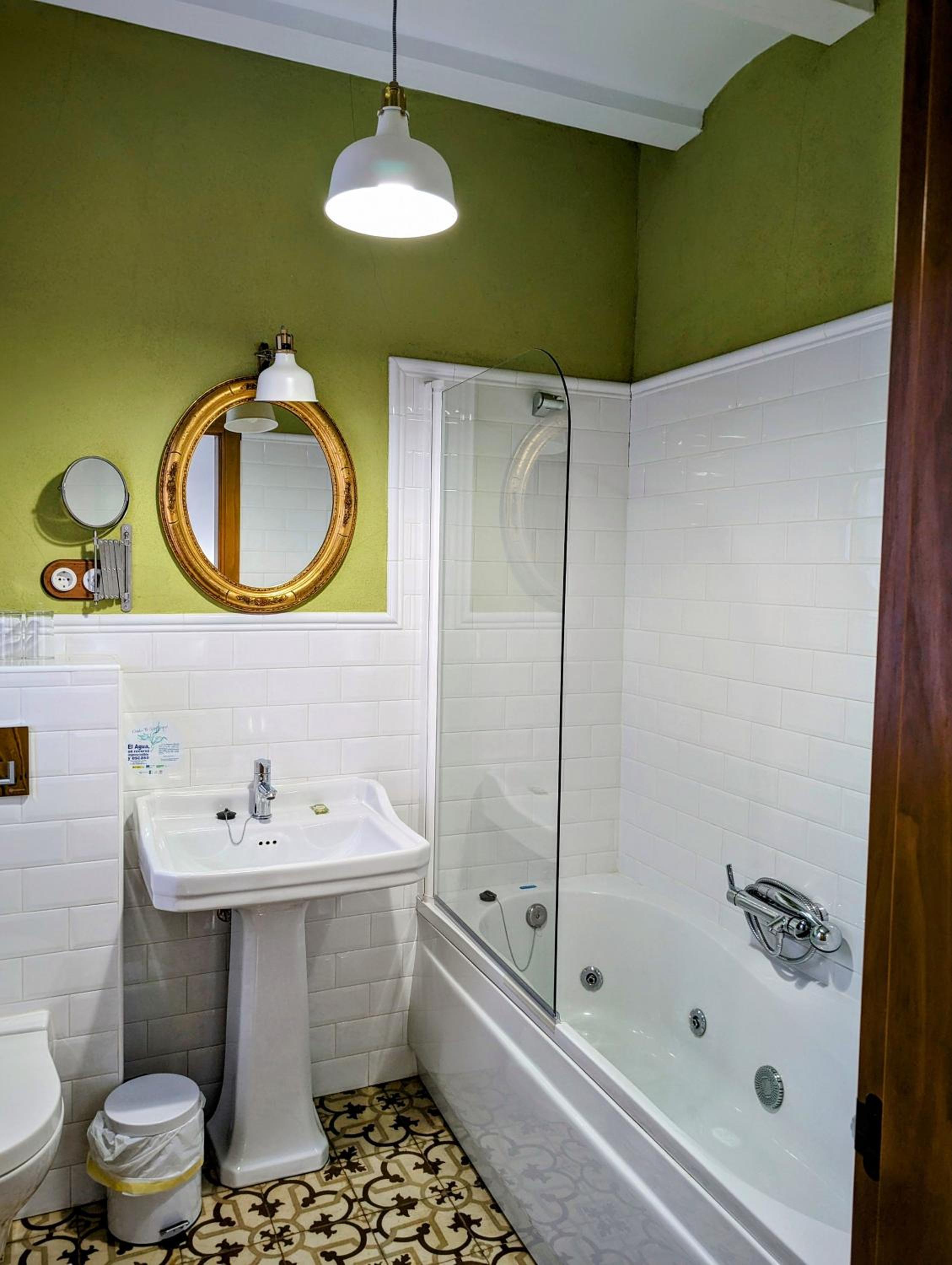 Deluxe Double Room with Bath photo 3