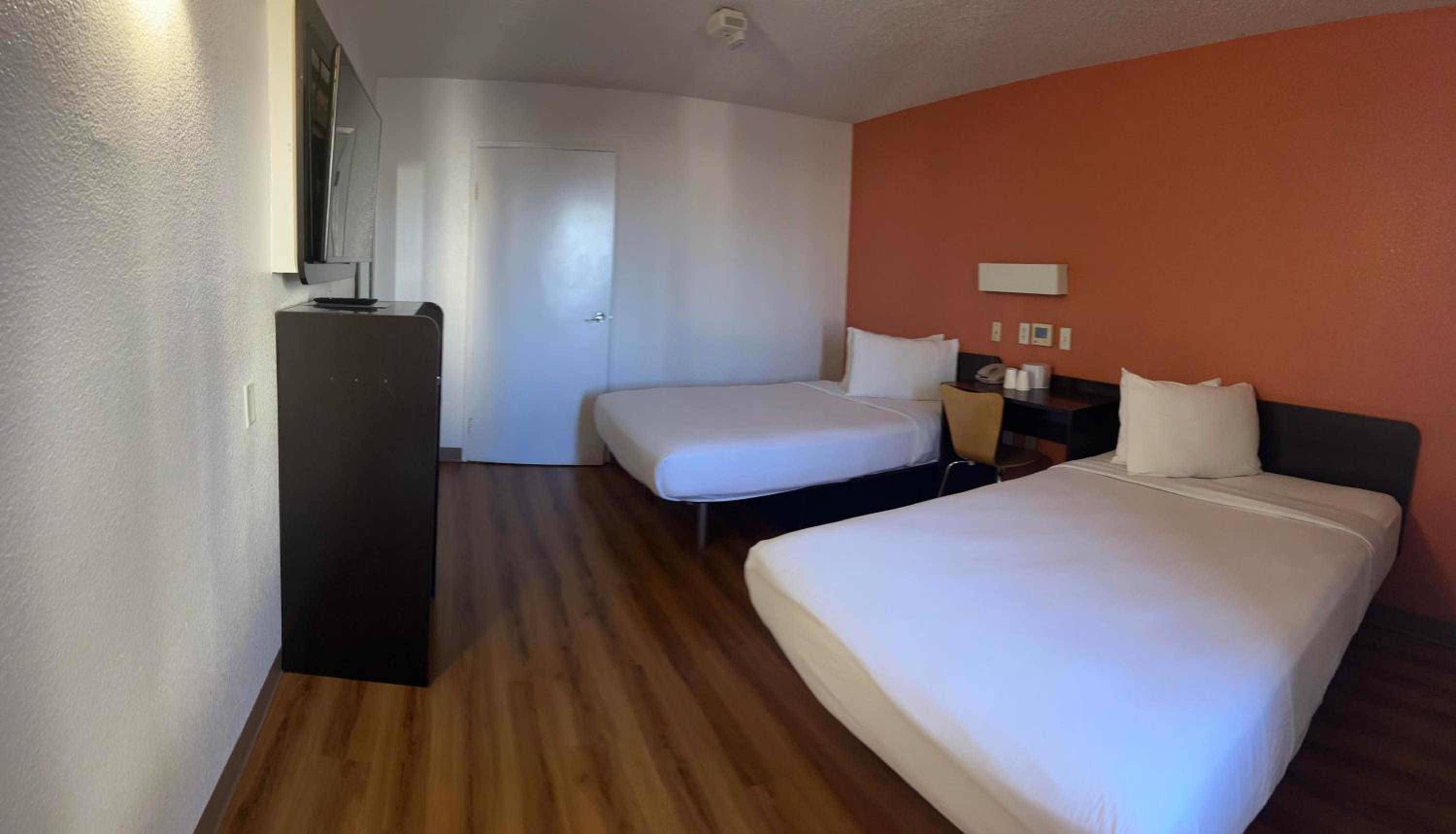 Double Room with Tub - Mobility Accessible 