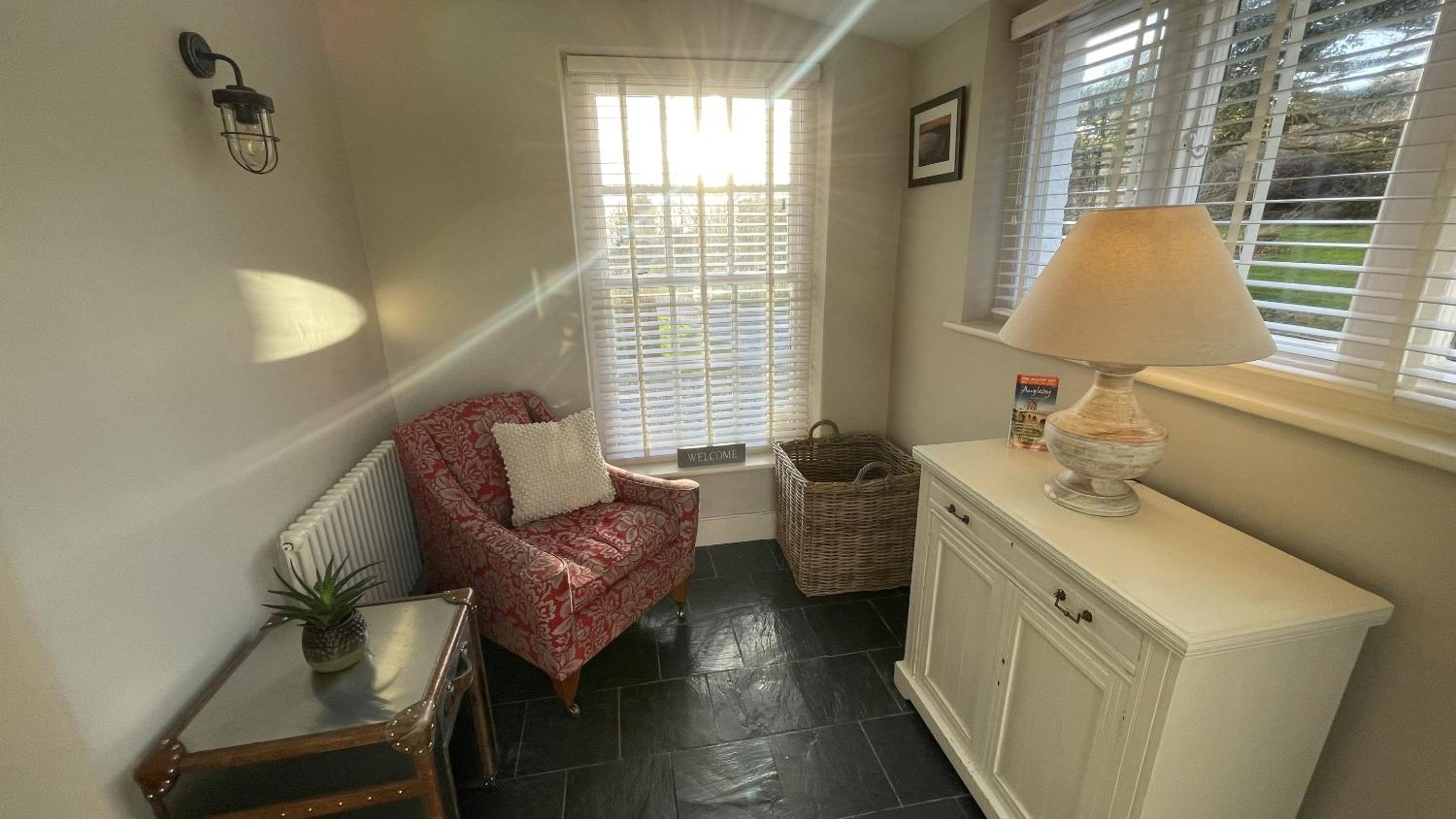 Eight-Bedroom House photo 2