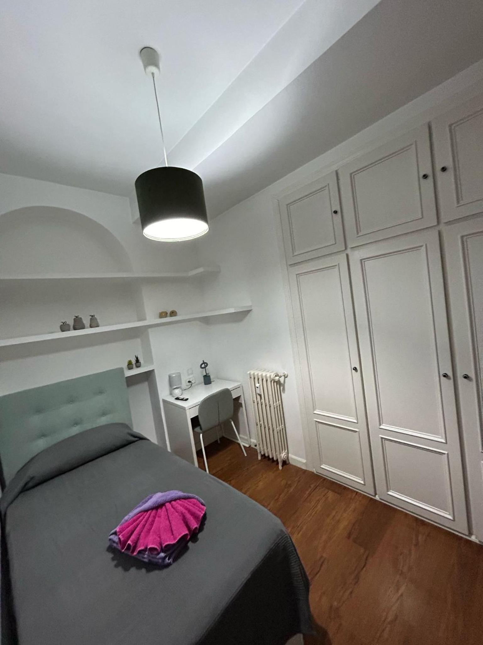 Habitación individual con baño compartido