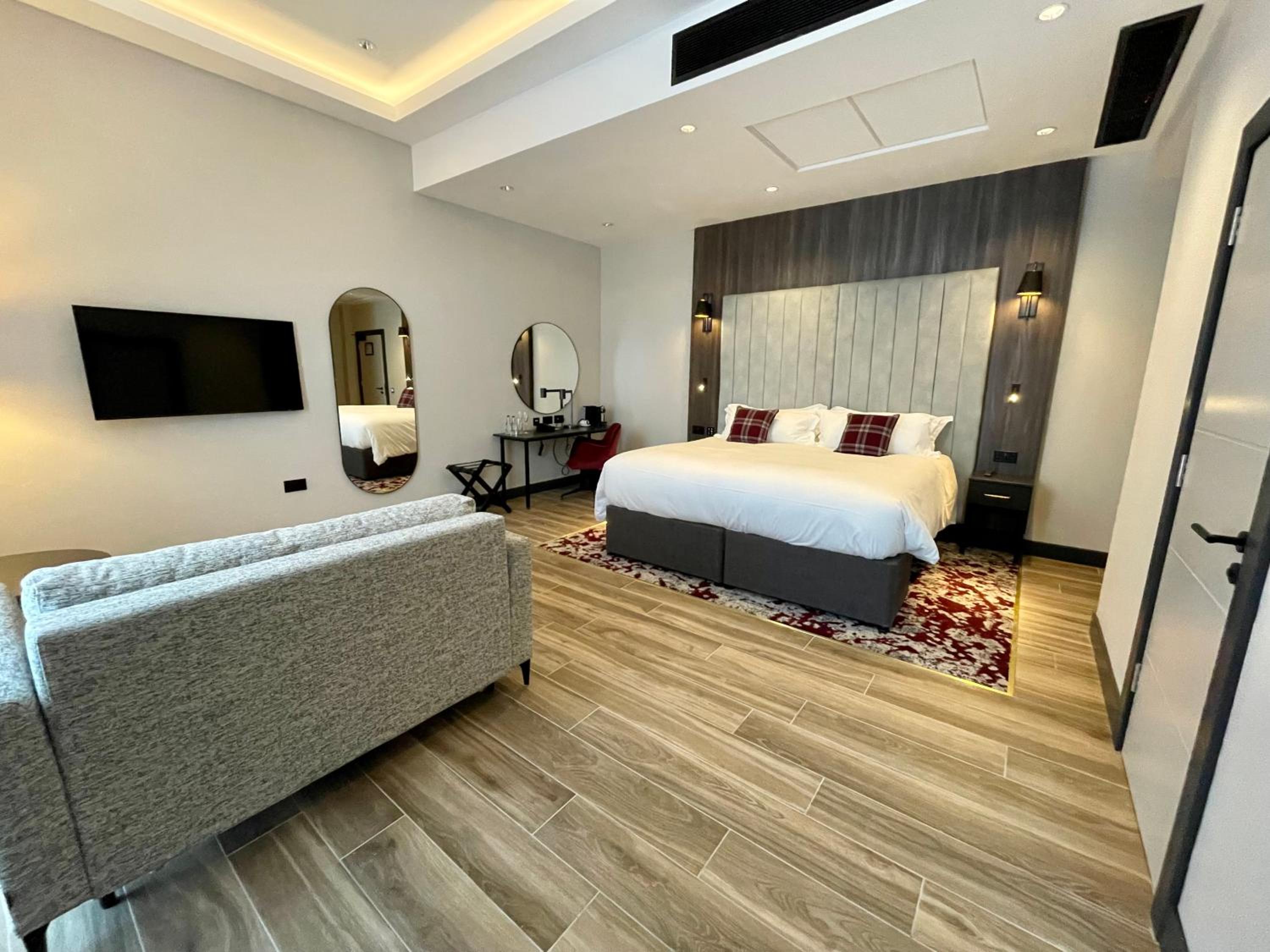 Plaza Executive Room - Photo 6
