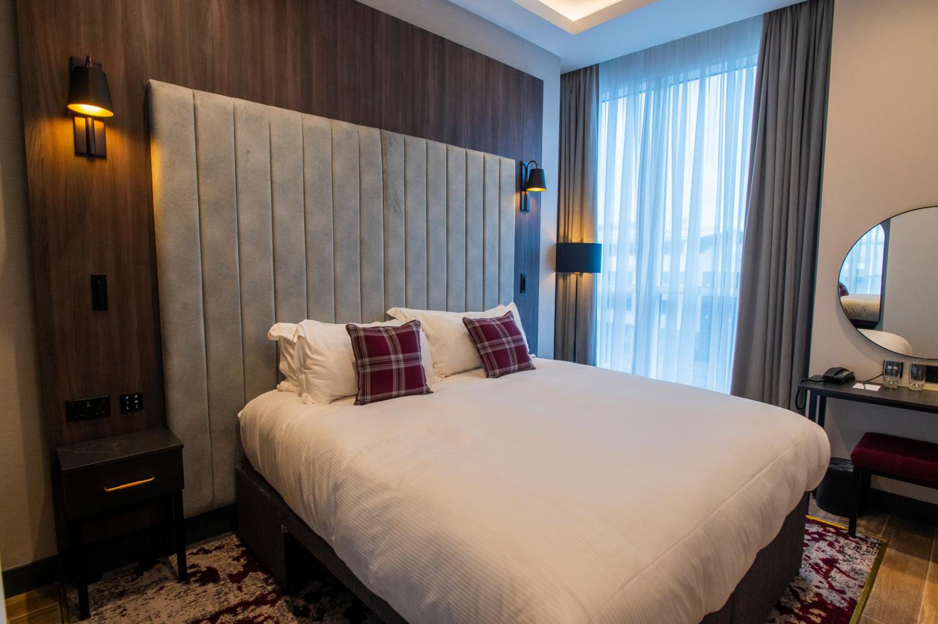 Plaza Room - Photo 8