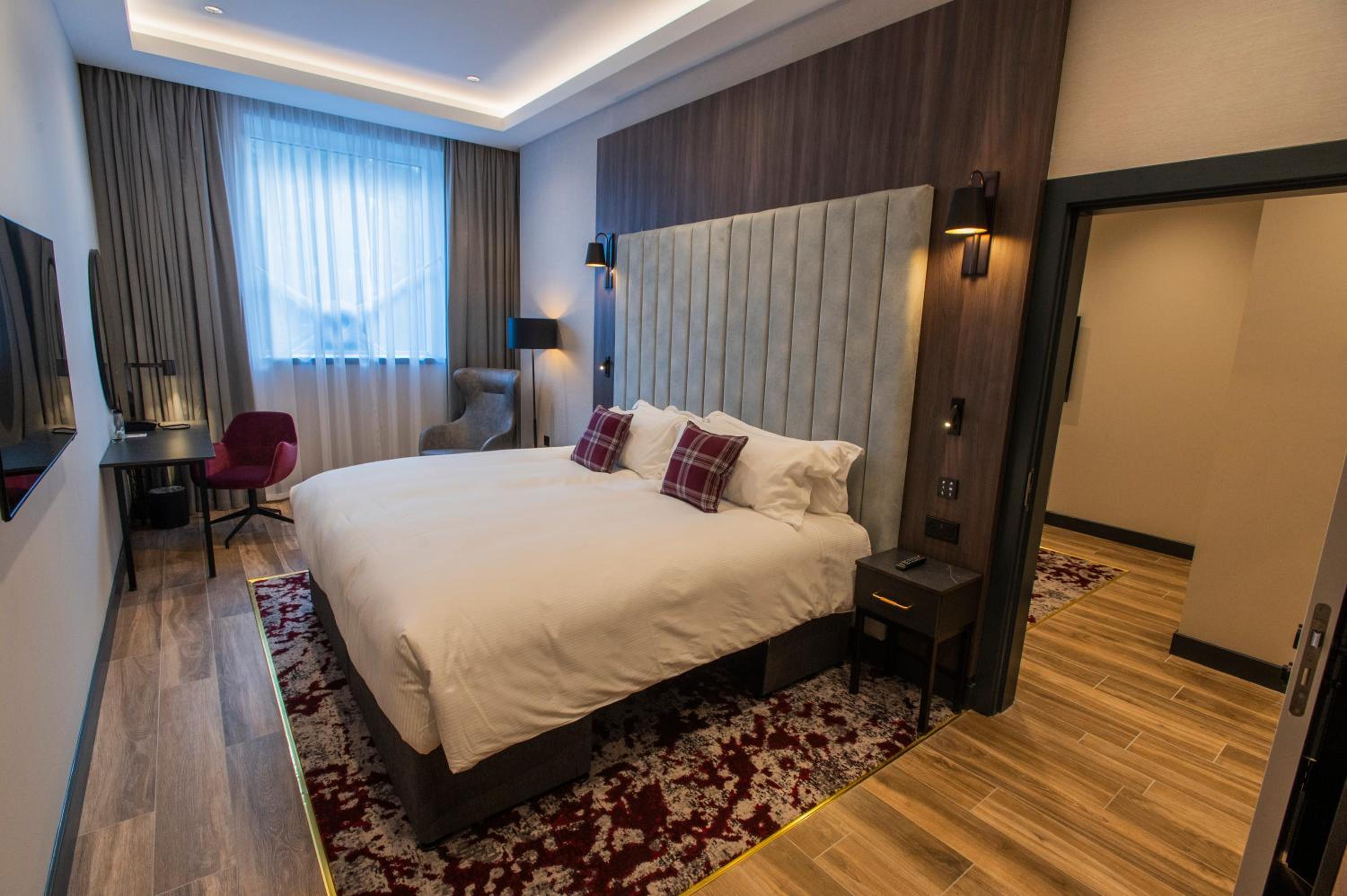 Plaza Room - Photo 9