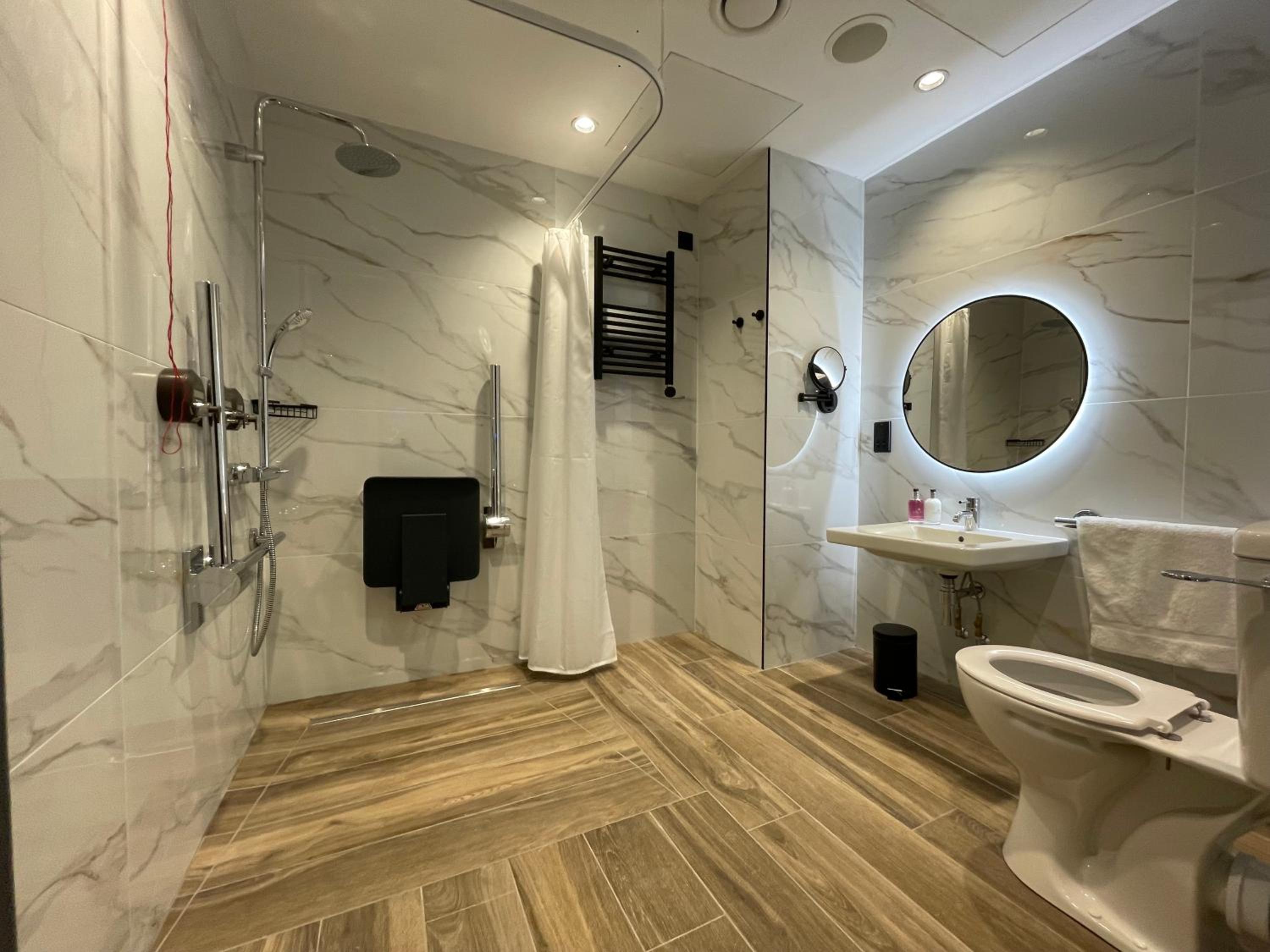 Accessible Room - Photo 6