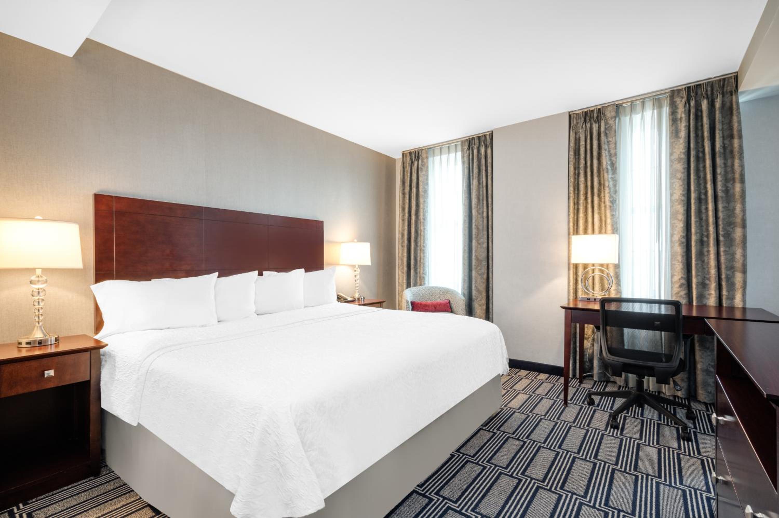 King Room with King Bed - Non-Smoking - Photo 3