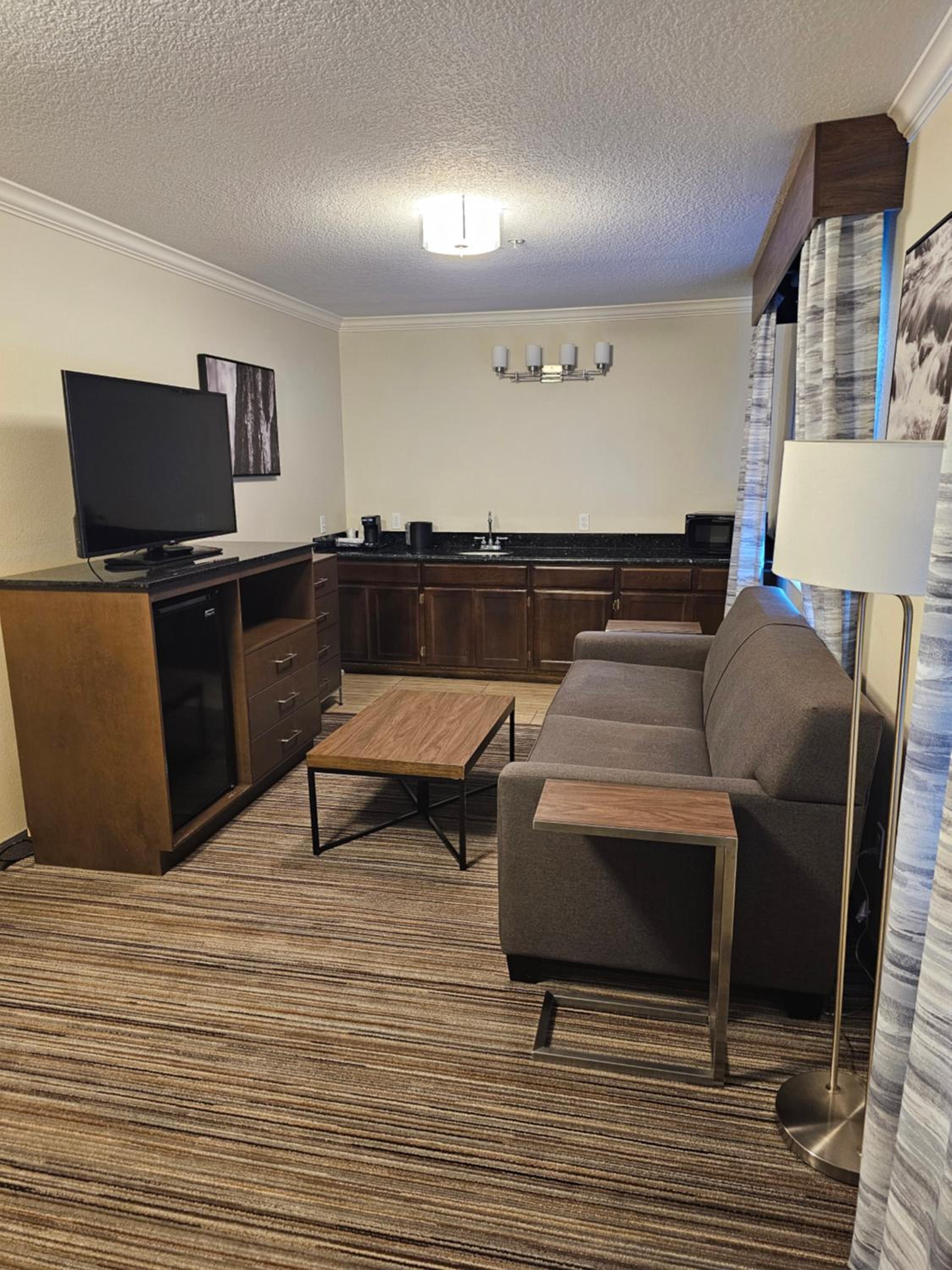 Queen Room with Roll-In Shower - Mobility Access - Photo 1