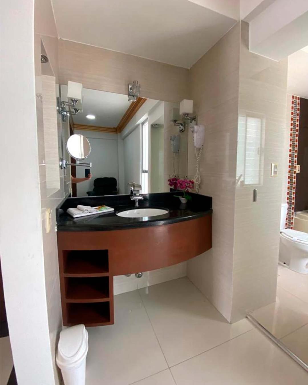 King Suite with Spa Bath photo 3
