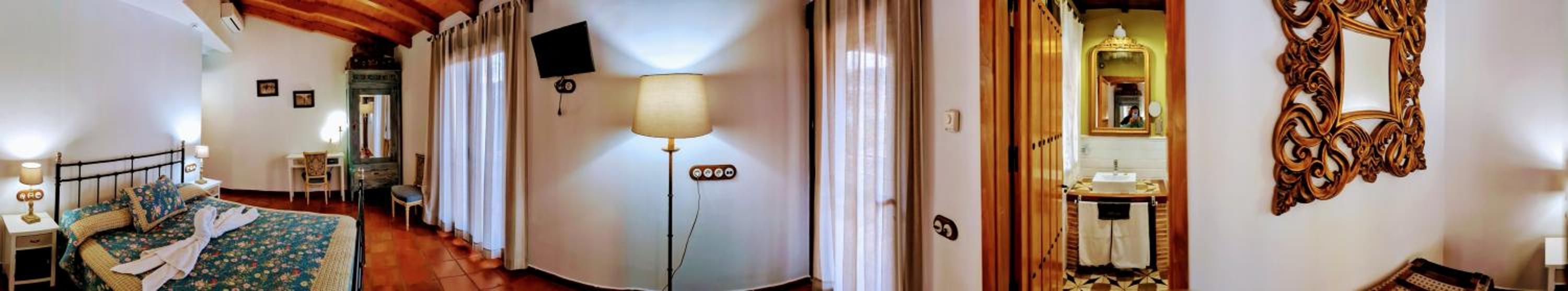 Deluxe Double Room with Balcony photo 2