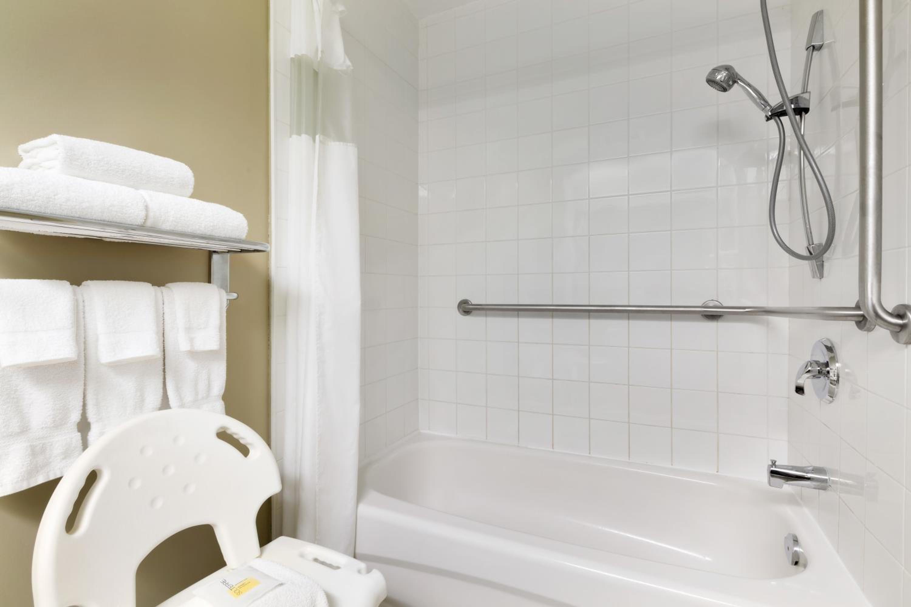 Queen Room with Two Queen Beds - Disability Access/Non-Smoking - Photo 3