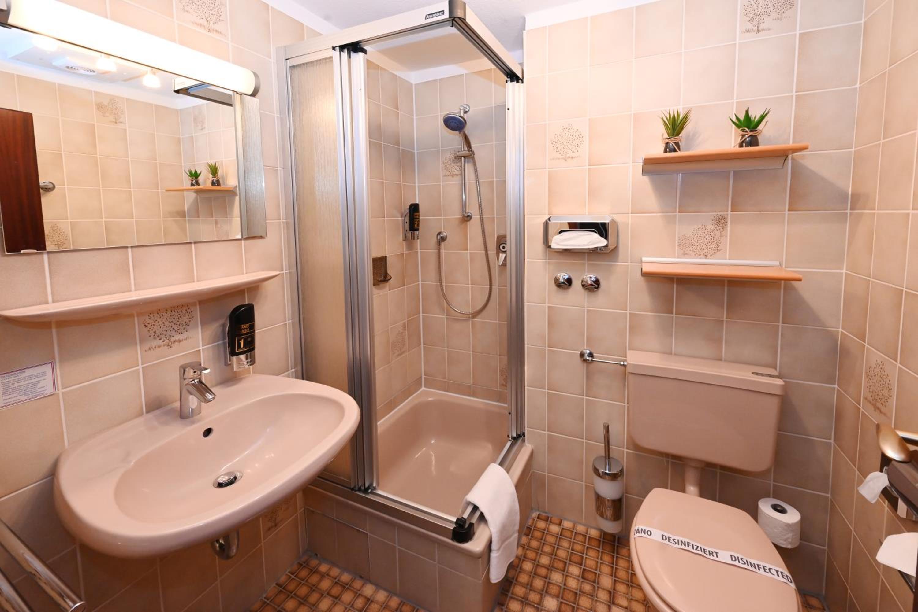 Double Room with Balcony and Sea View thumbnail 6