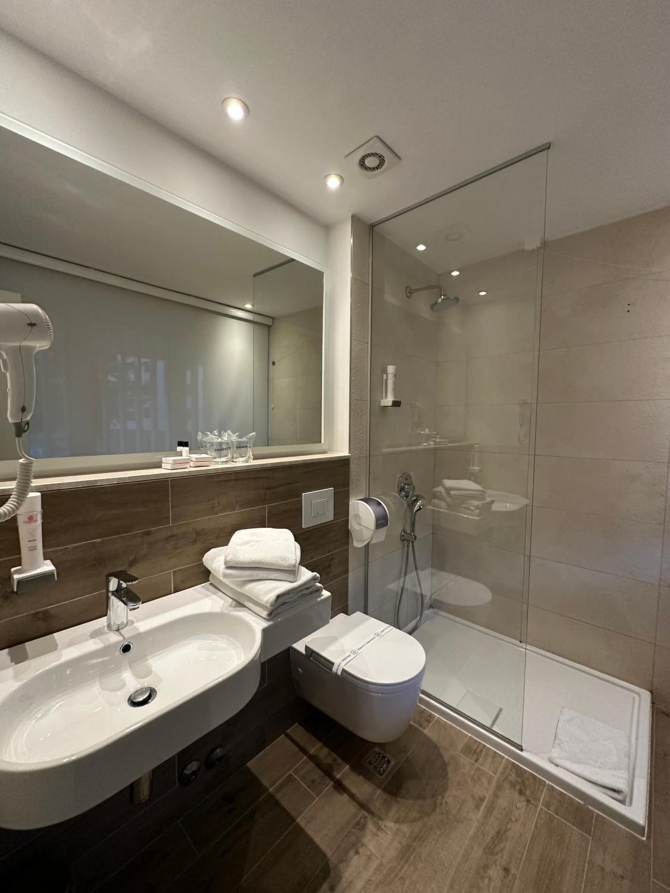 Double or Twin Room with Balcony - Photo 21