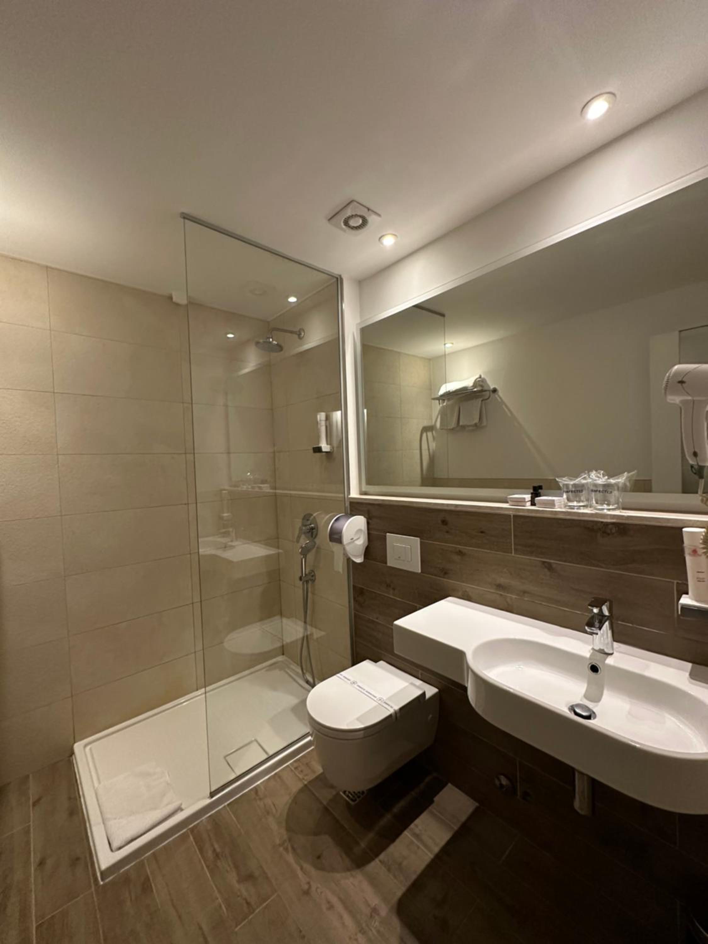 Double or Twin Room with Balcony - Photo 22