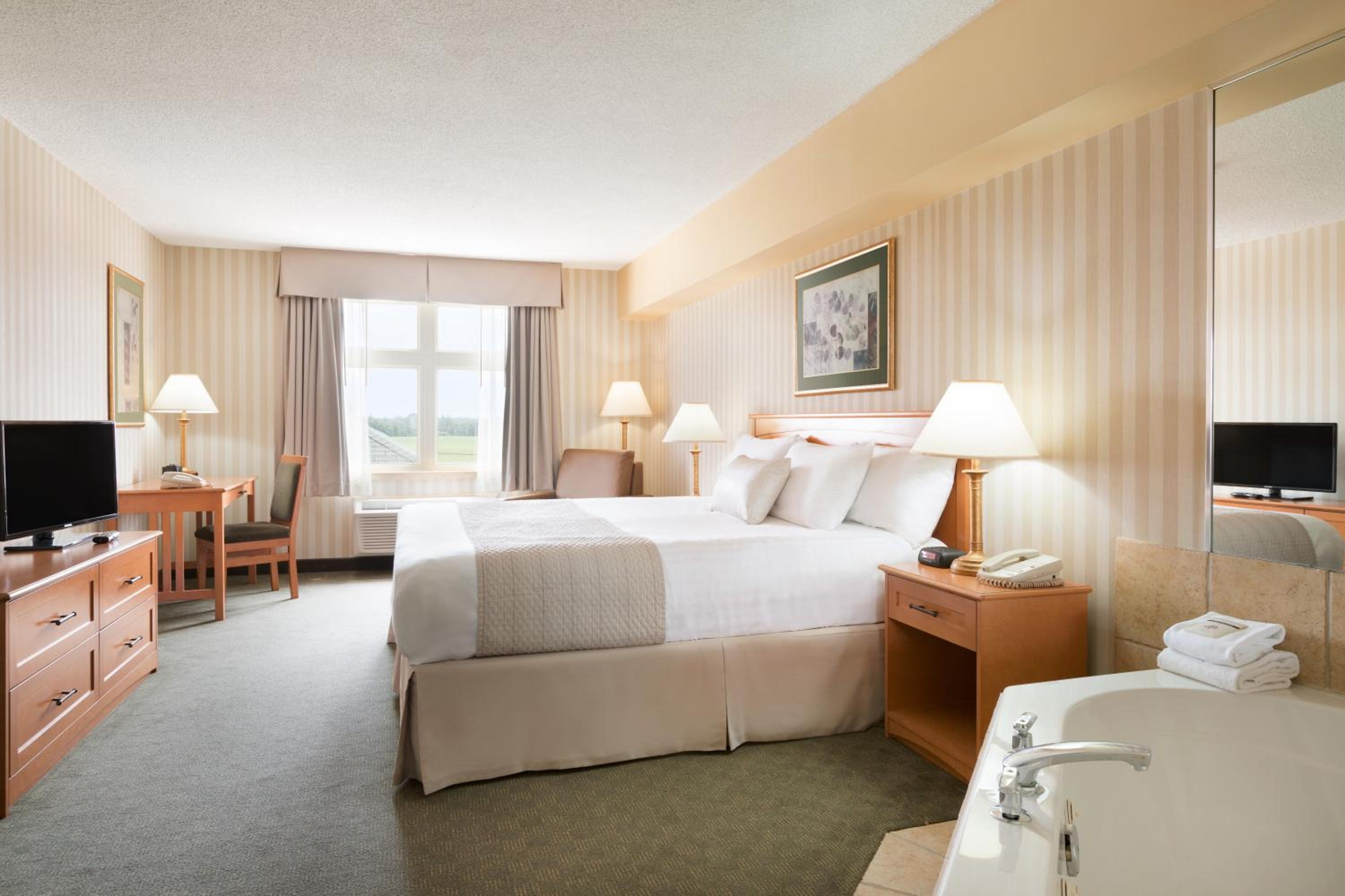 Deluxe King Room - Non-Smoking - Photo 2