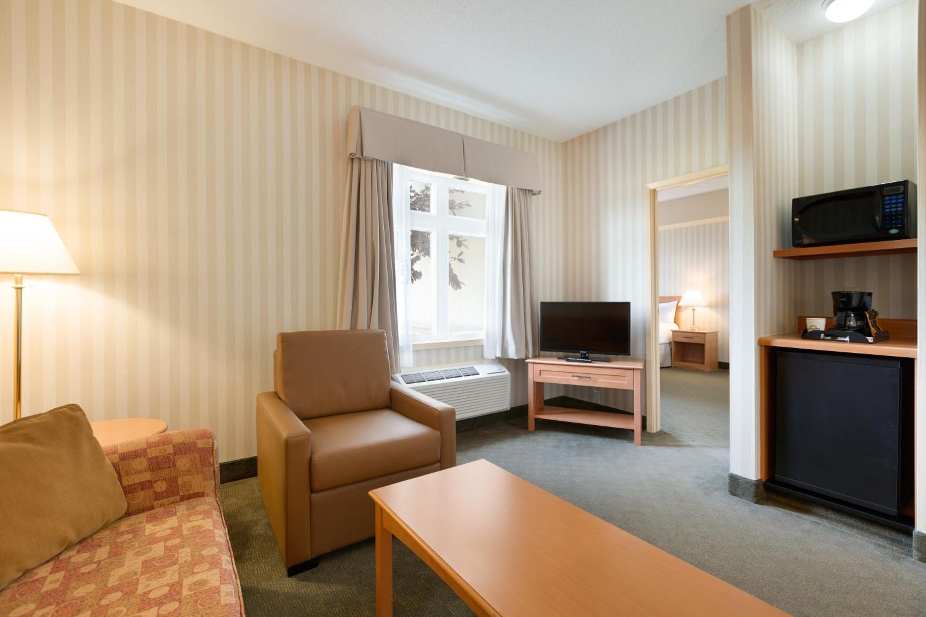 King Suite with Hot Tub - Non-Smoking - Photo 2