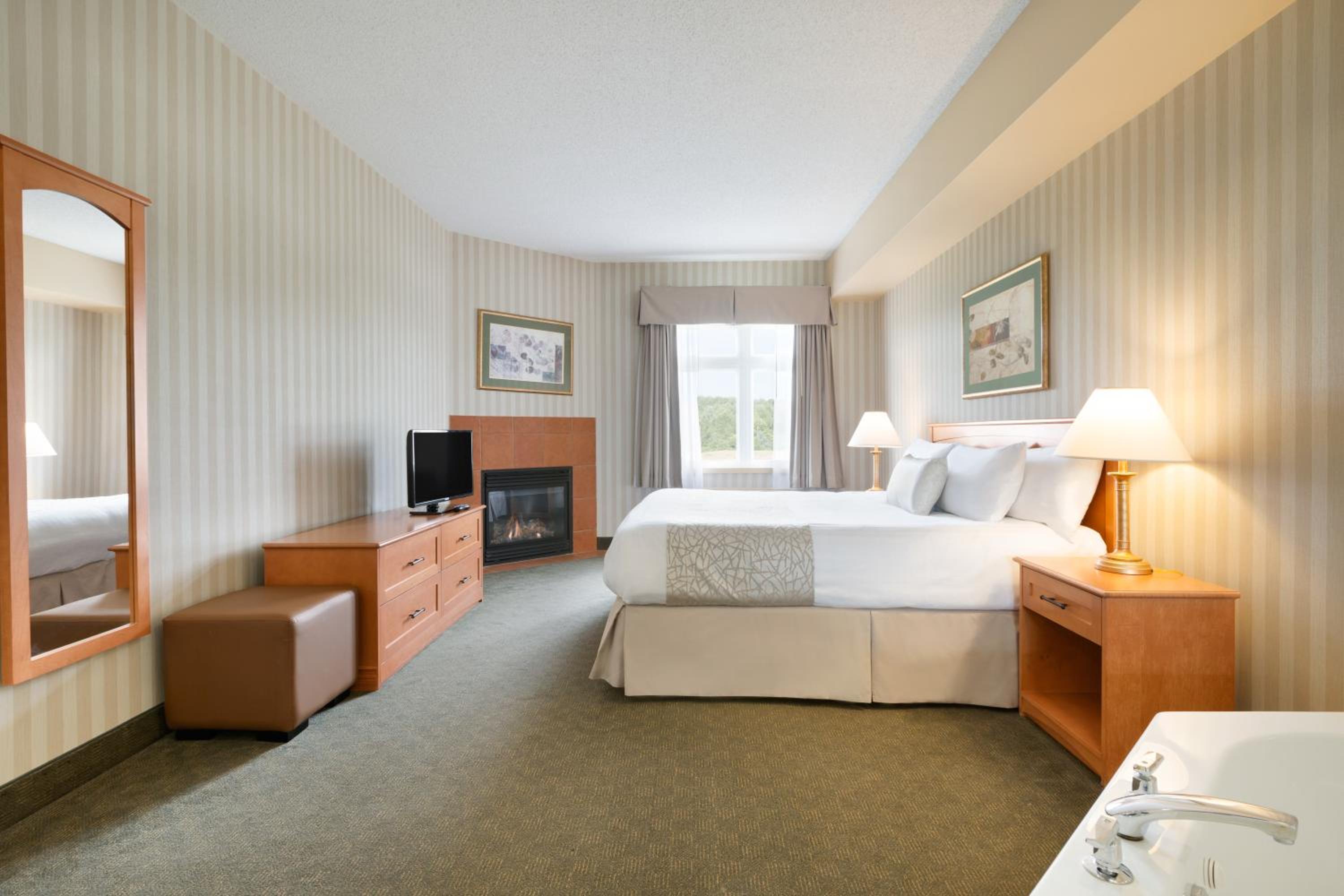 King Suite with Hot Tub - Non-Smoking - Photo 1