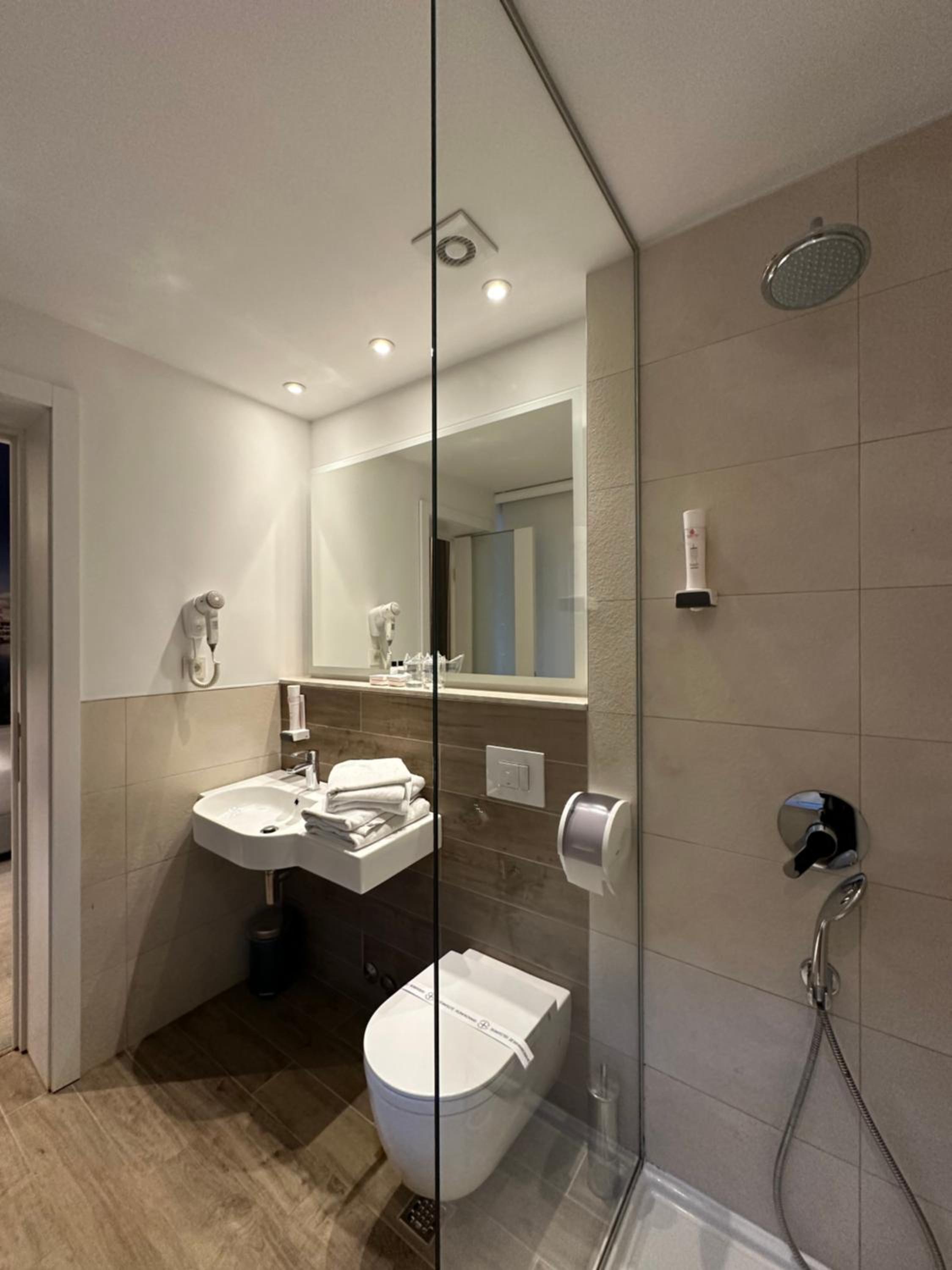 Double or Twin Room with Balcony - Photo 2
